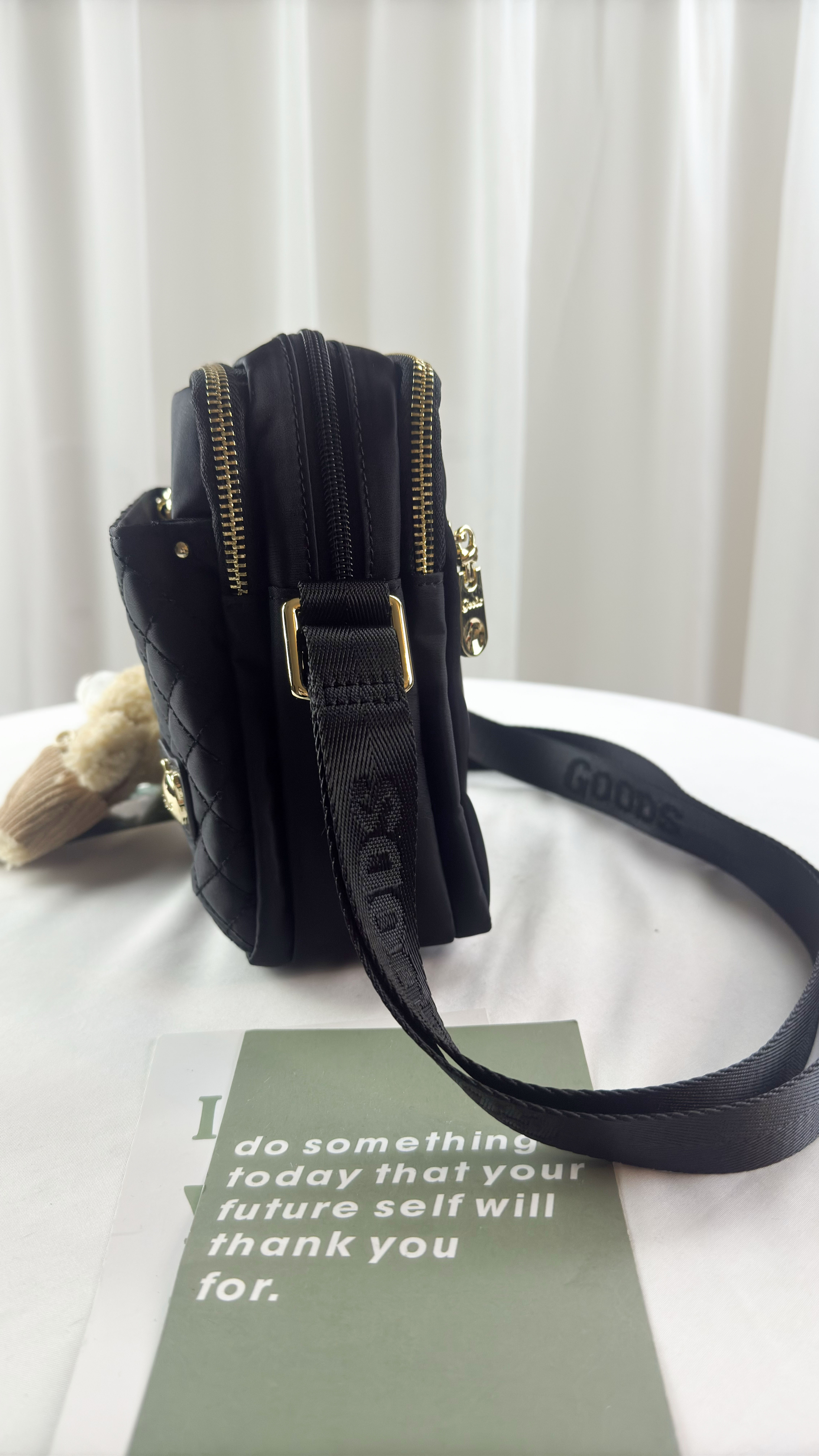 GOODS 黑色菱格紋防潑水側背包 附小熊吊飾  #2499