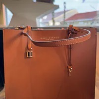 [S] MARC JACOBS M0015684-240 GRIND TOTE,SMOKED ALMOND, 191267992327 (SMJ428)
