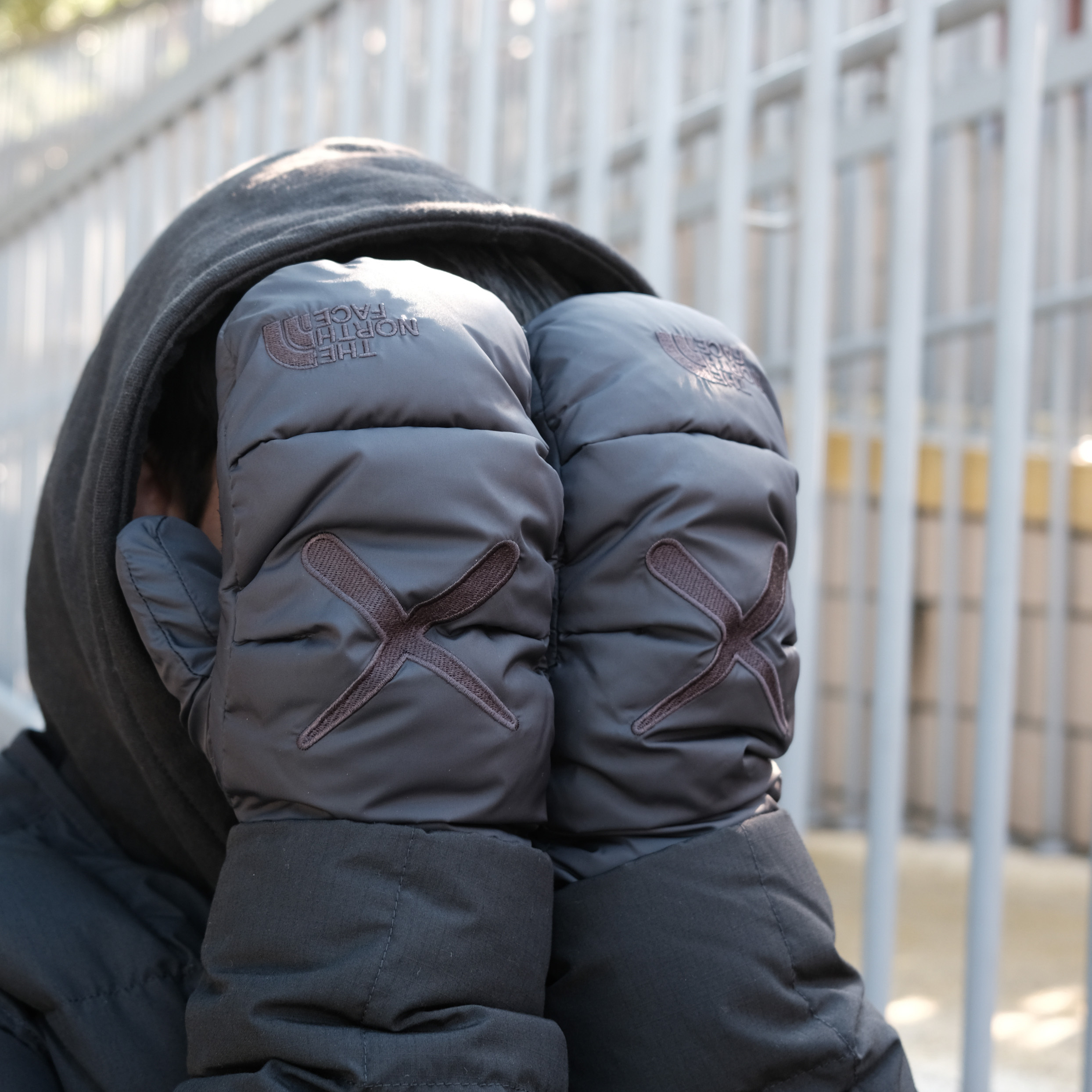-(E13d05)--(B22)-THE NORTH FACE X KAWS GLOVES 連指防寒手套 黑/白-NF0A7WMG