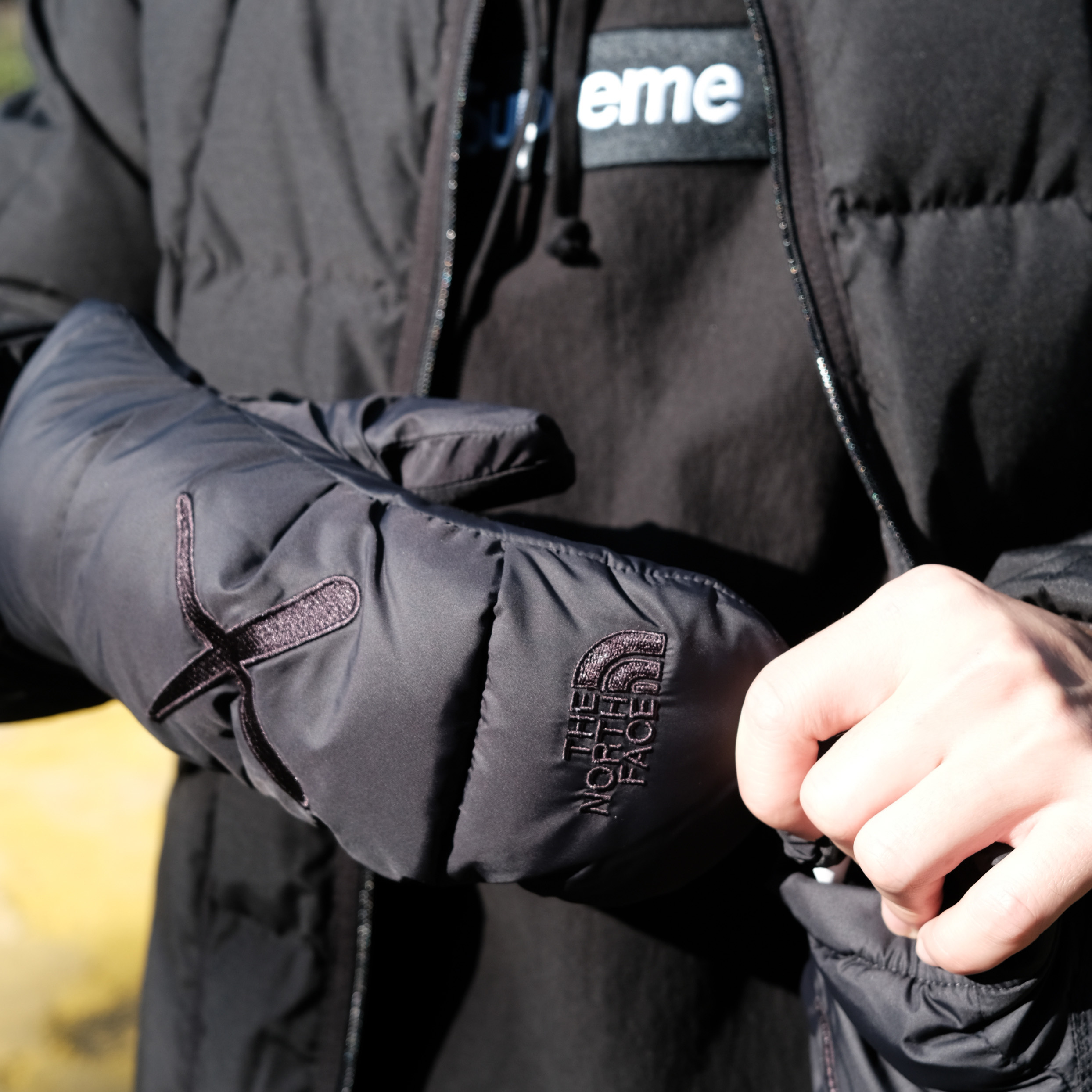 -(E13d05)--(B22)-THE NORTH FACE X KAWS GLOVES 連指防寒手套 黑/白-NF0A7WMG