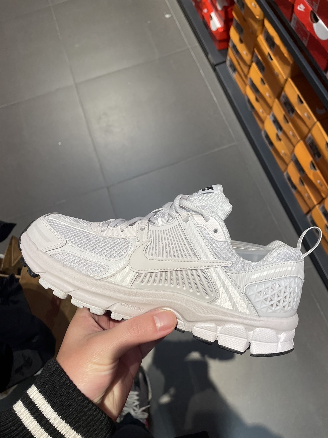 【OWN】NIKE Zoom Vomero 5 運動 休閒 慢跑 球鞋 大童 GS 經典米灰 HF6998-100