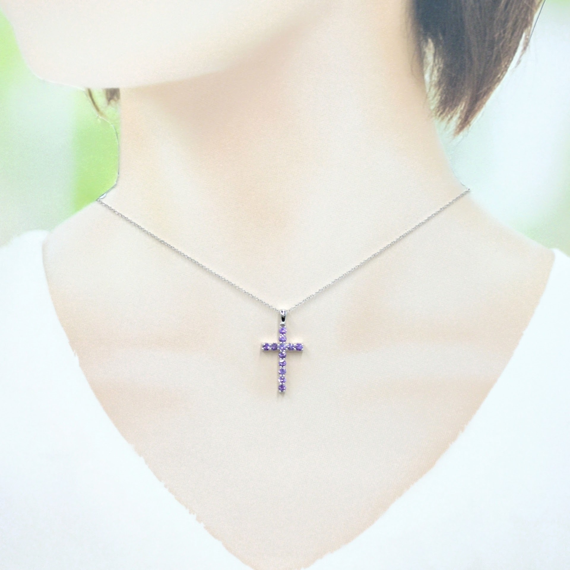 18K White Gold 0.90ct Purple Sapphire Pendant