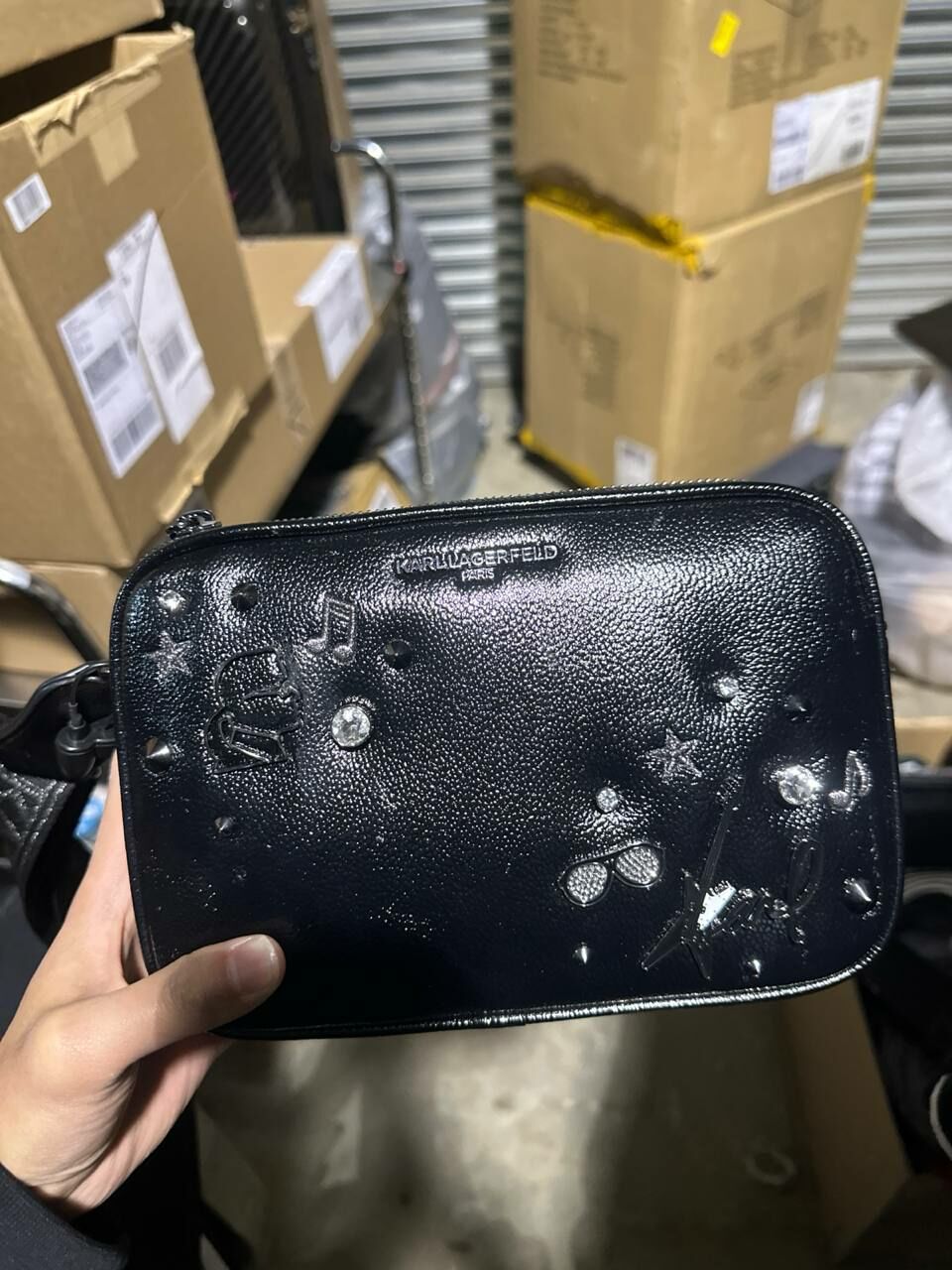 [S] KARL LAGERFELD LH4EU9BJ MAYBELLE LETTER CAMERA CROSSBODY BAG,BLACK/DK GUN, 196788337091 (SKL1177)