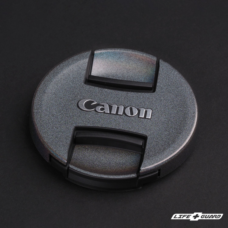煥彩灰貼膜質感鏡頭蓋特寫，LIFE+GUARD 設計風格