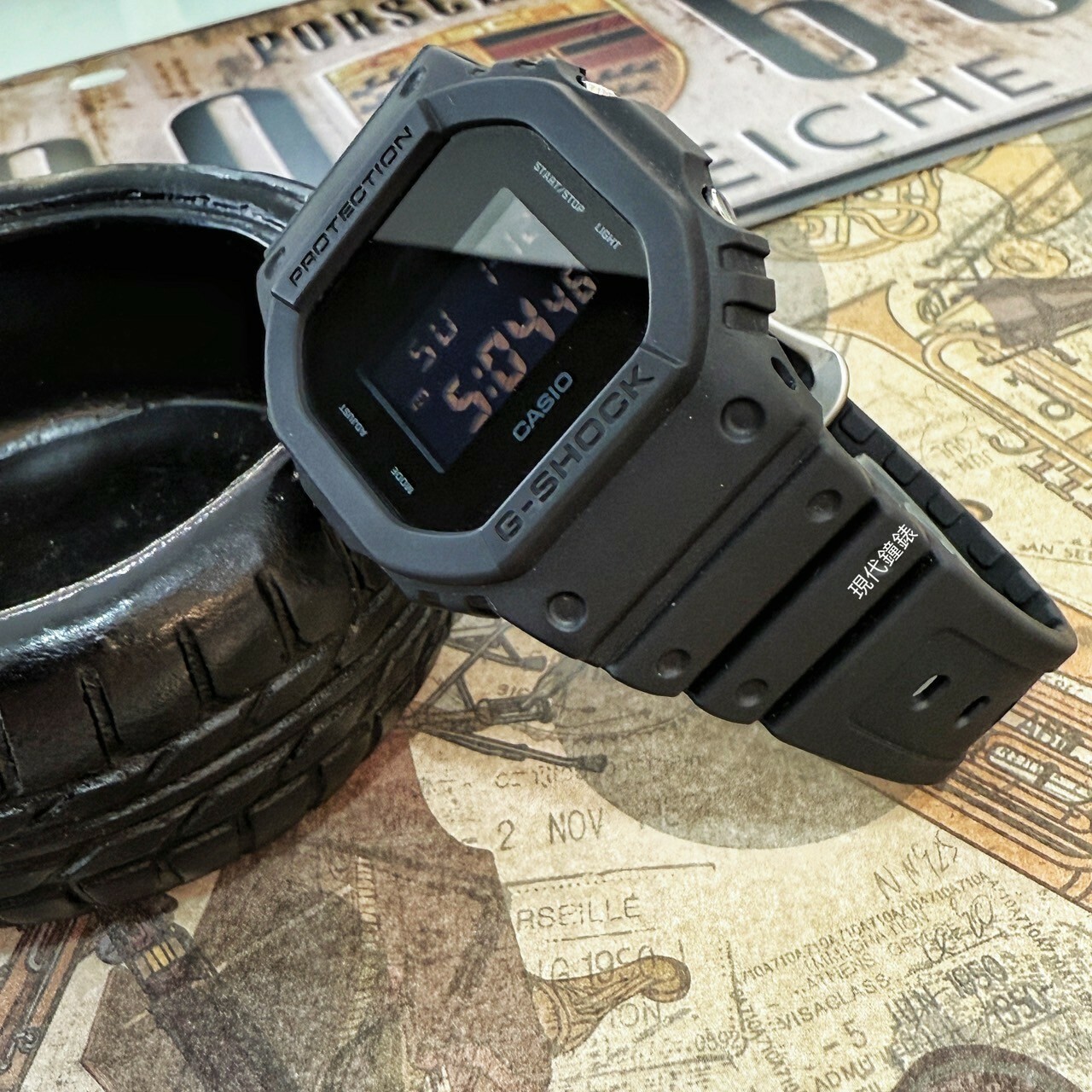 【G-SHOCK】黑潮耐衝擊數位電子腕錶 DW-5600UBB-1D 42.8mm 現代鐘錶