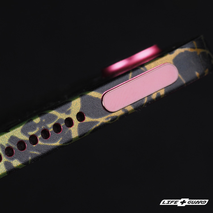 潑墨彩黑貼膜質感特寫，LIFE+GUARD 設計風格