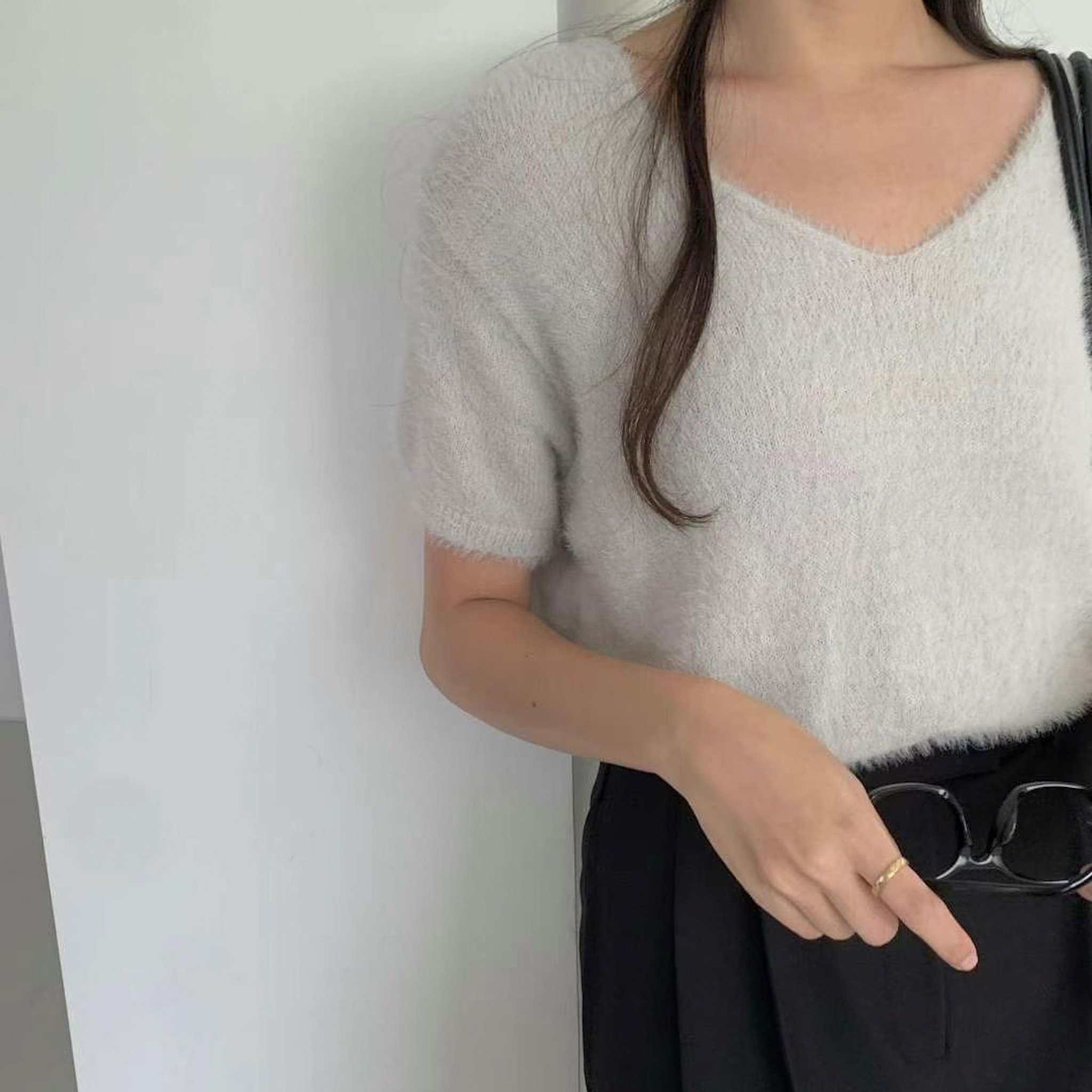 J30想包色氛圍十足軟糯V領短袖衣(白/粉/淺灰)