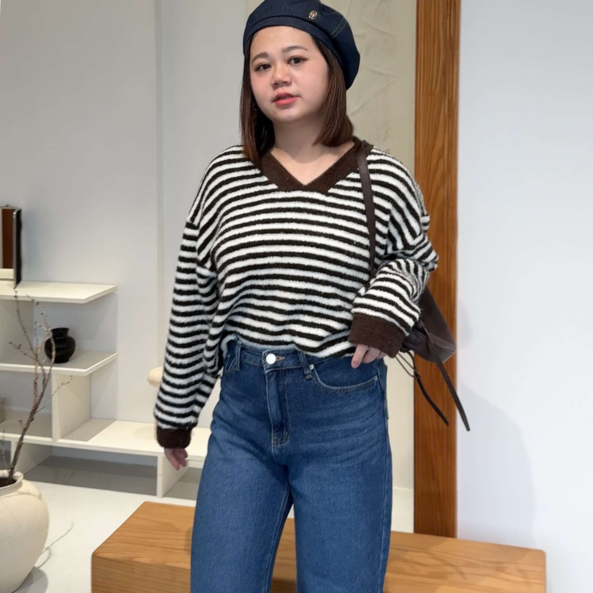 J24下擺抽繩V領條紋上衣(咖)