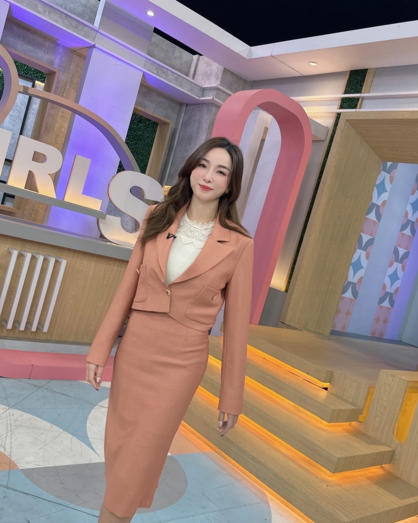 橘紅翻領西裝外套+長窄裙套裝