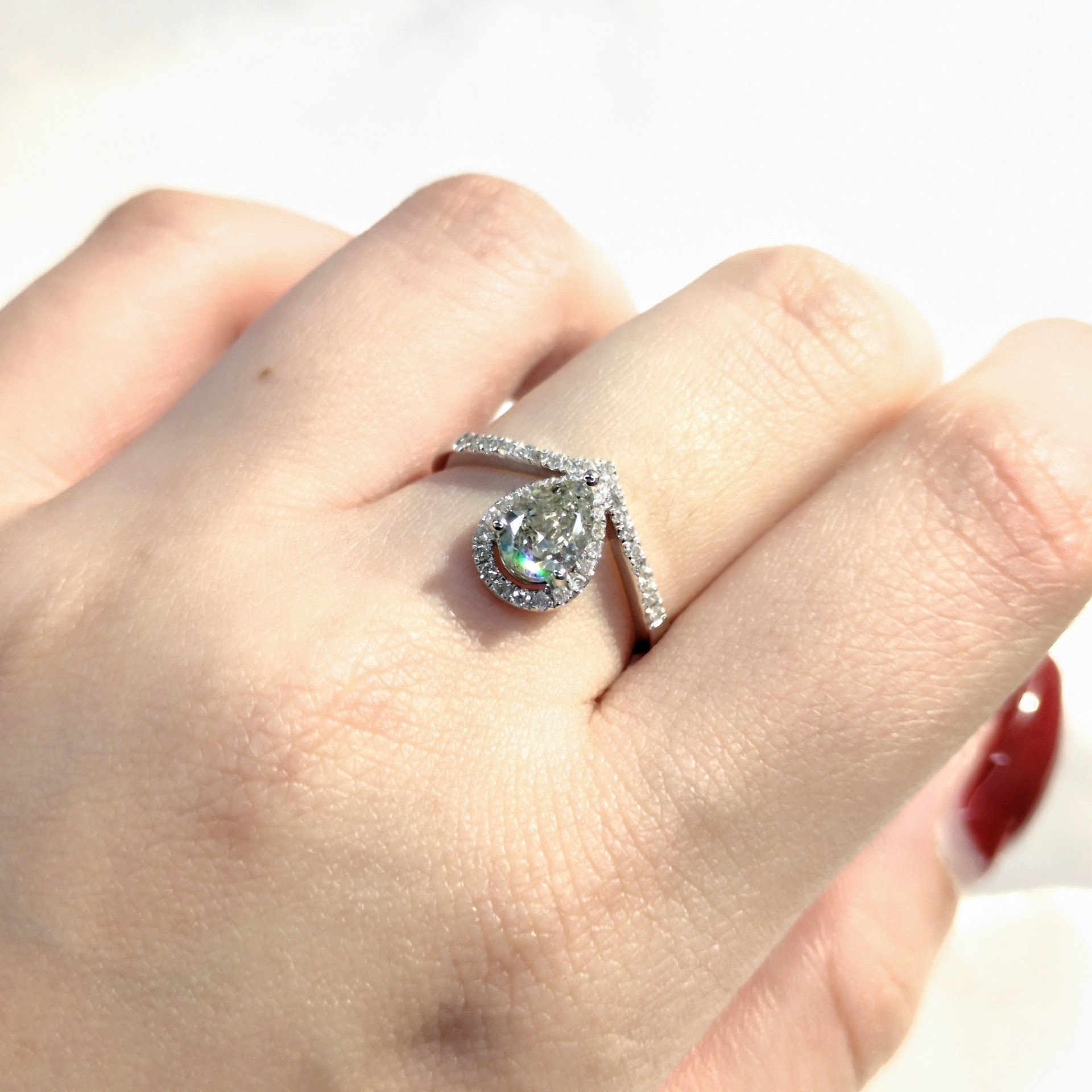 18K White Gold 0.94ct Pear Shaped Diamond Ring