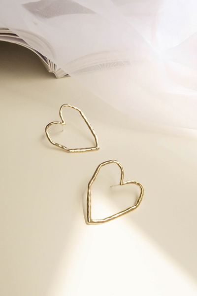 愛心鏤空。銀針耳環