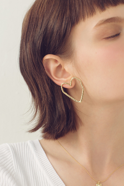 愛心鏤空。銀針耳環