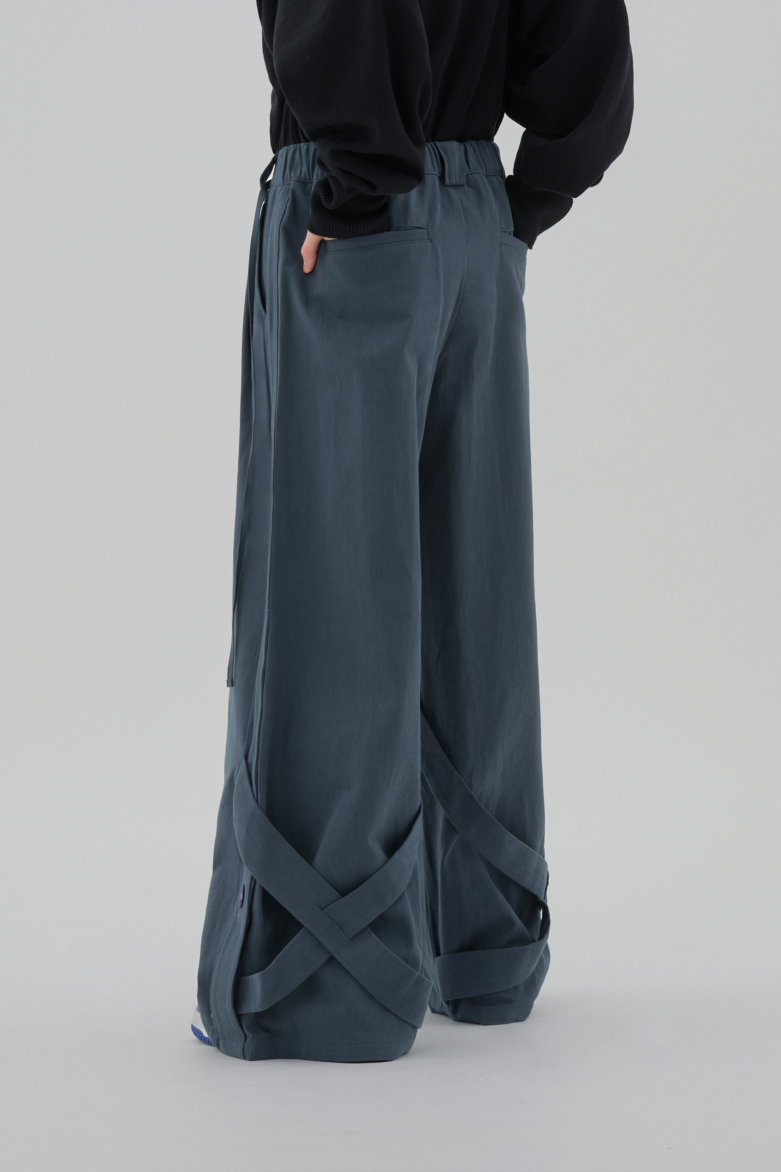 X-Strap Relaxed Trousers｜Aegean