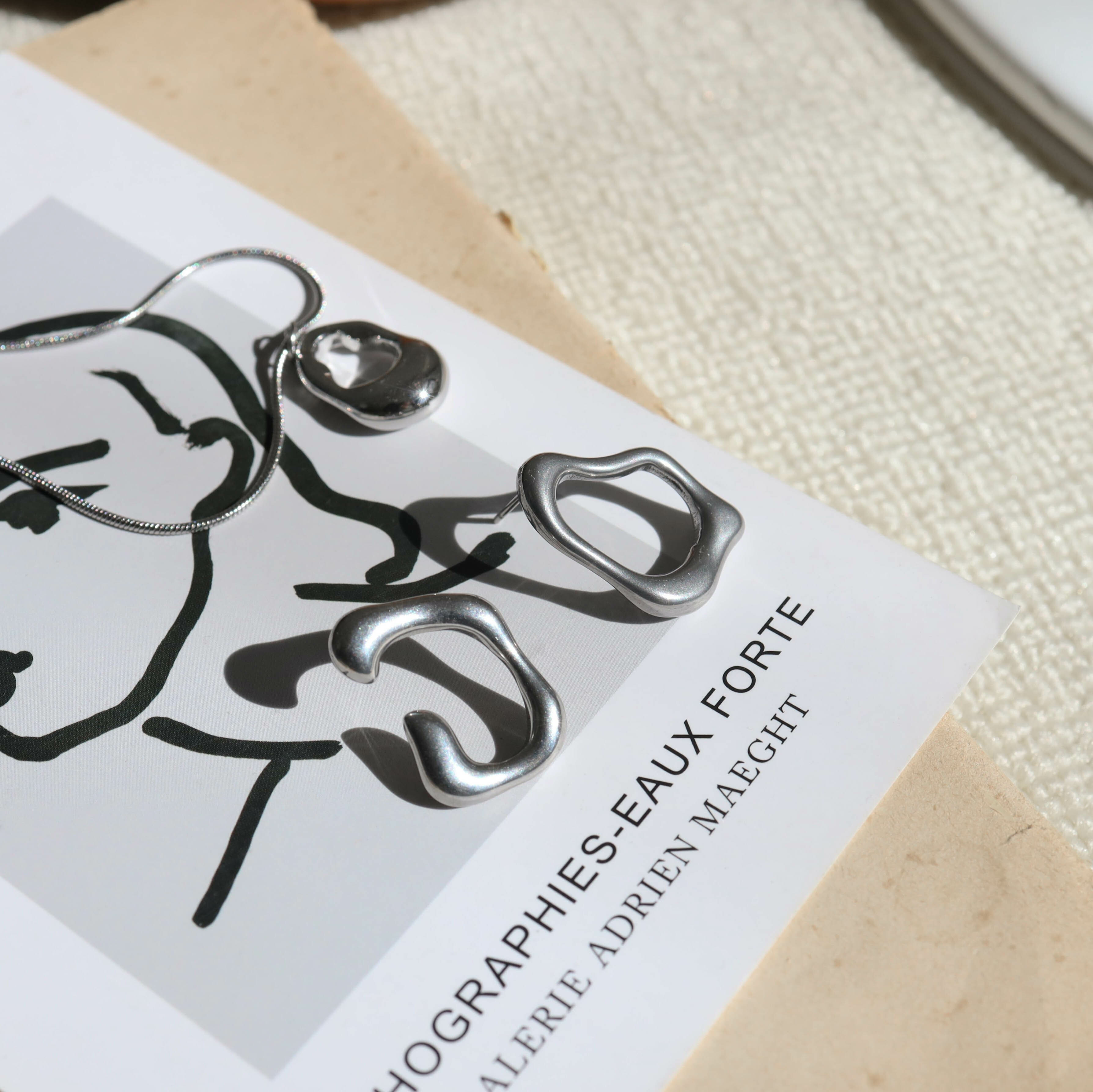 不怕水不對稱設計感圈圈耳針式耳環