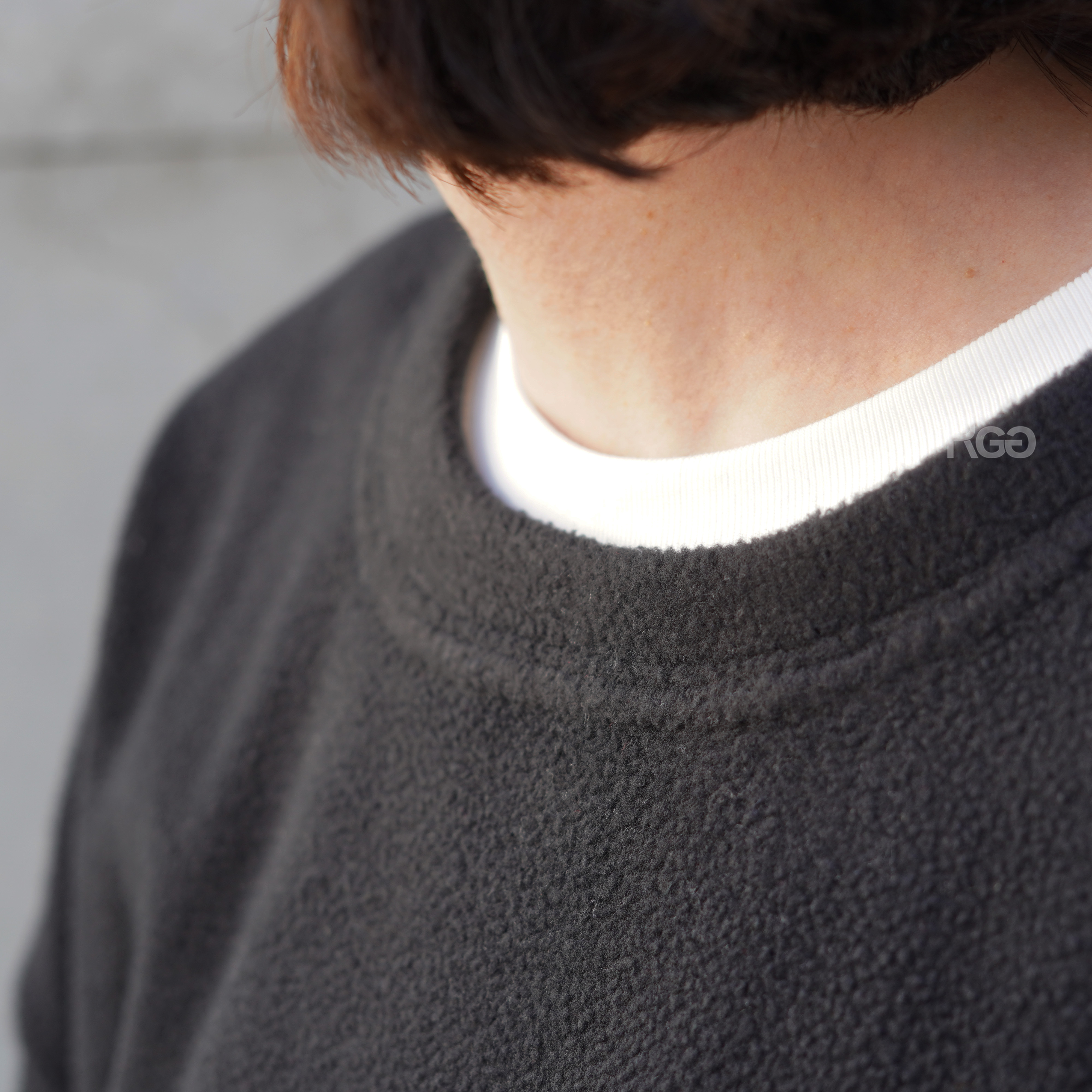 女模著搖粒絨下擺拉繩長袖上衣領口細節