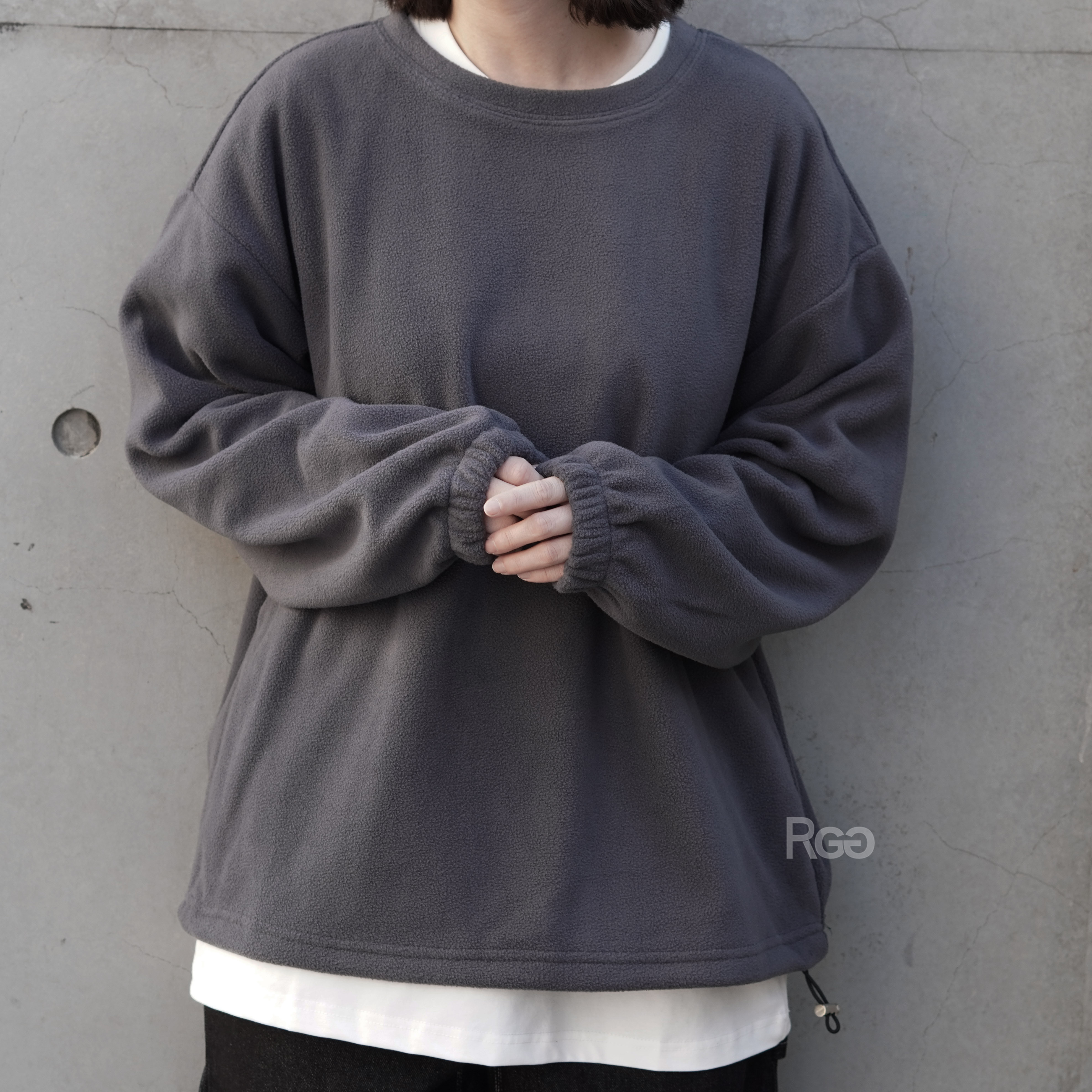 女模著搖粒絨下擺拉繩長袖上衣深灰近照