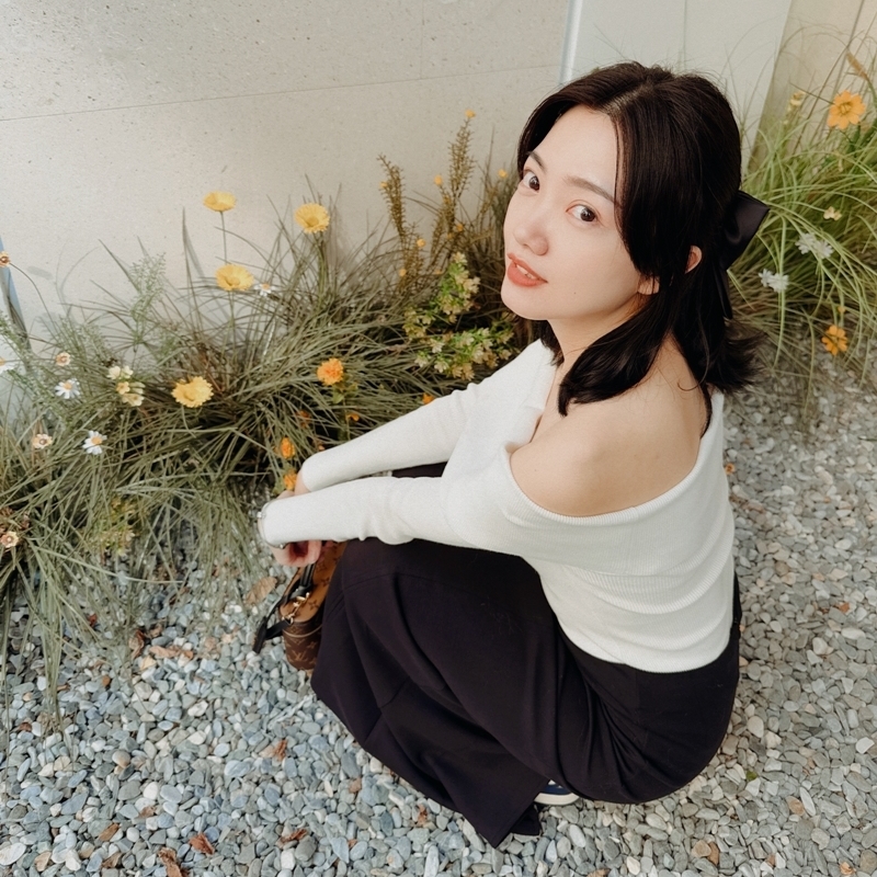 1W02 自留!簡約氣質一字領針織上衣 兩色