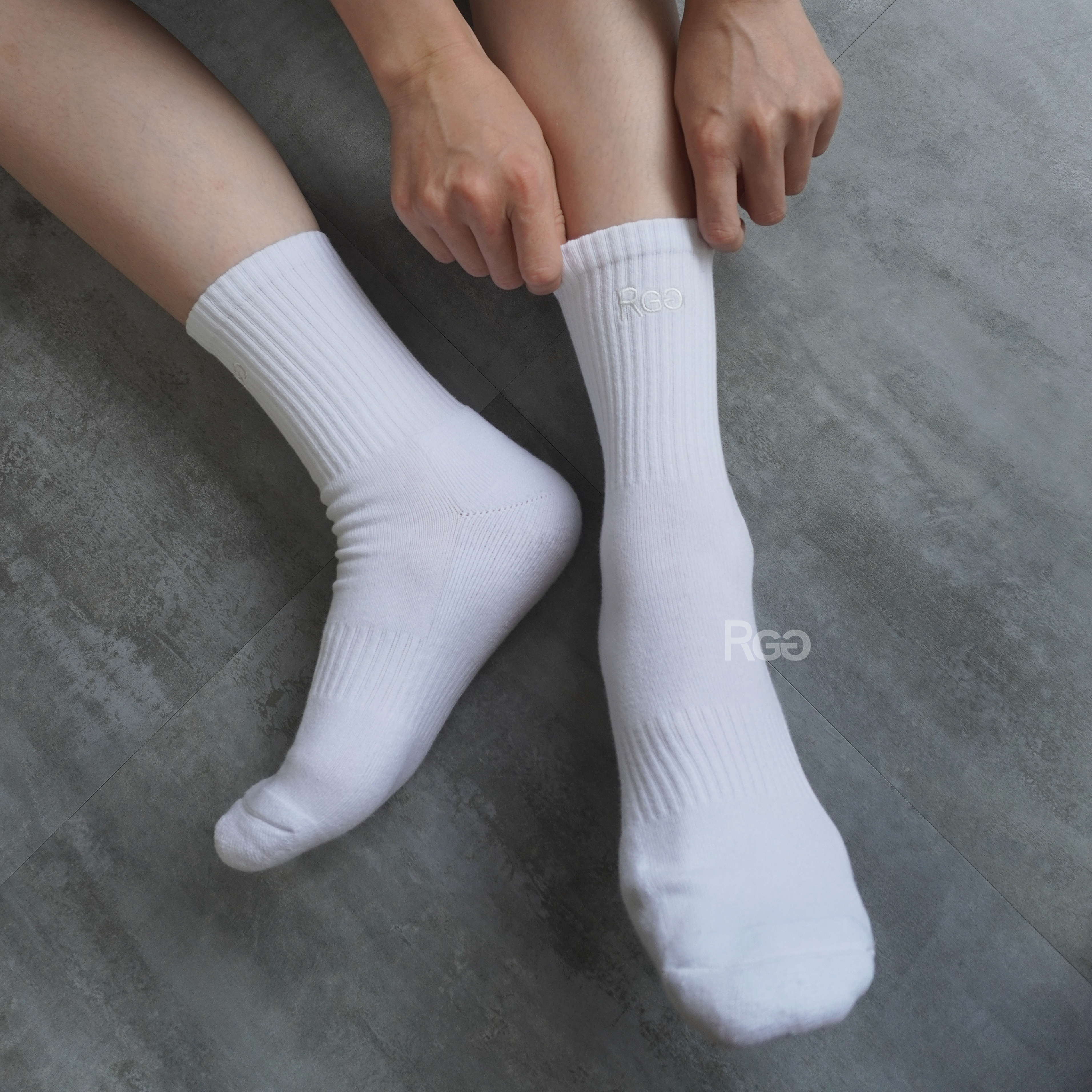 模特穿著獨家訂製款機能除臭刺繡長襪白色前logo