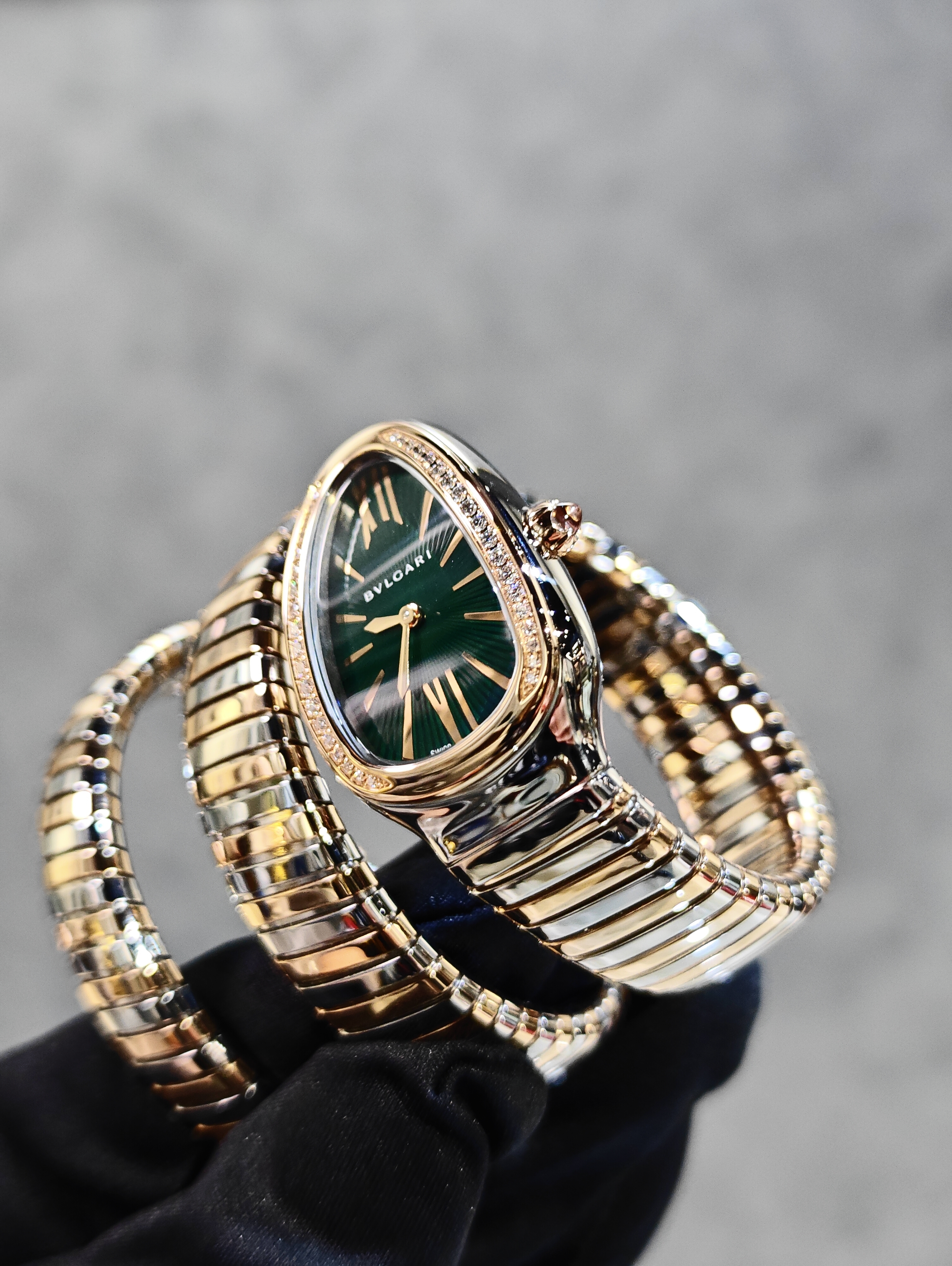 BRAND NEW 102791 BULGARI SERPENTI TUBOGAS GREEN DIAL WITH DIAMOND BEZEL DOUBLE SPIRAL BEZEL GOLD STEEL 35ＭＭ