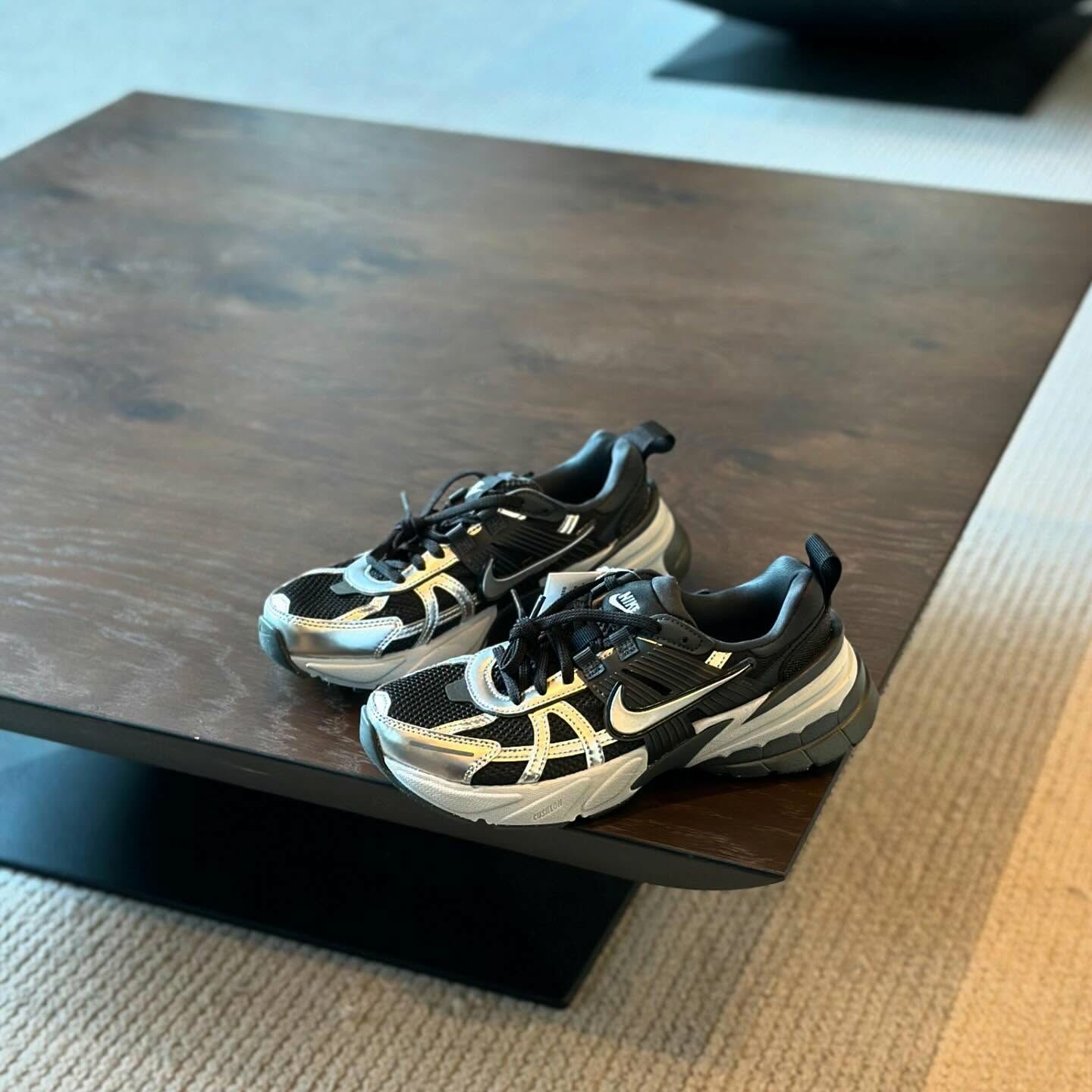 Nike V2K Run 金屬銀黑 銀色 復古 休閒鞋 FD0736-005