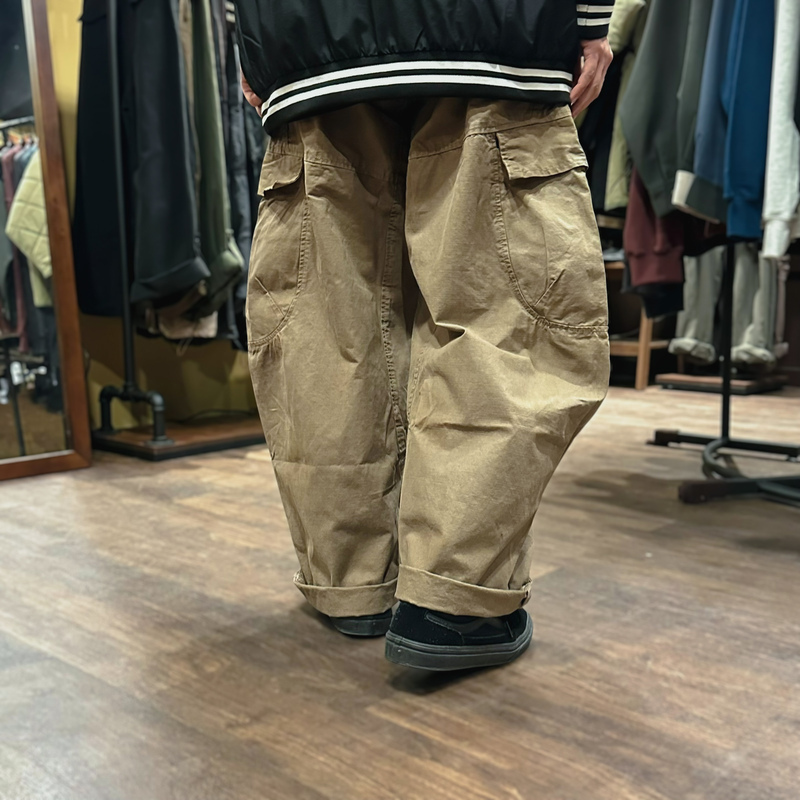 大地色彎刀牛仔長褲