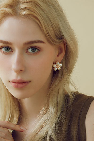 珍珠小花。銀針耳環