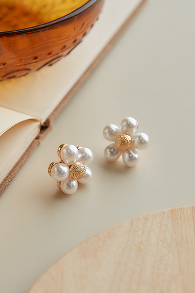 珍珠小花。銀針耳環