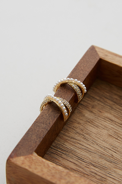 鋯石珍珠交錯。夾式耳環