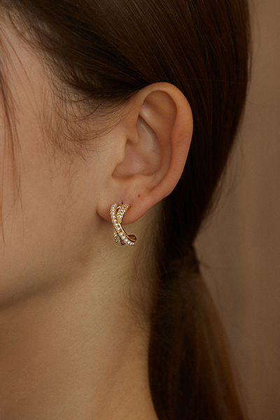 鋯石珍珠交錯。夾式耳環