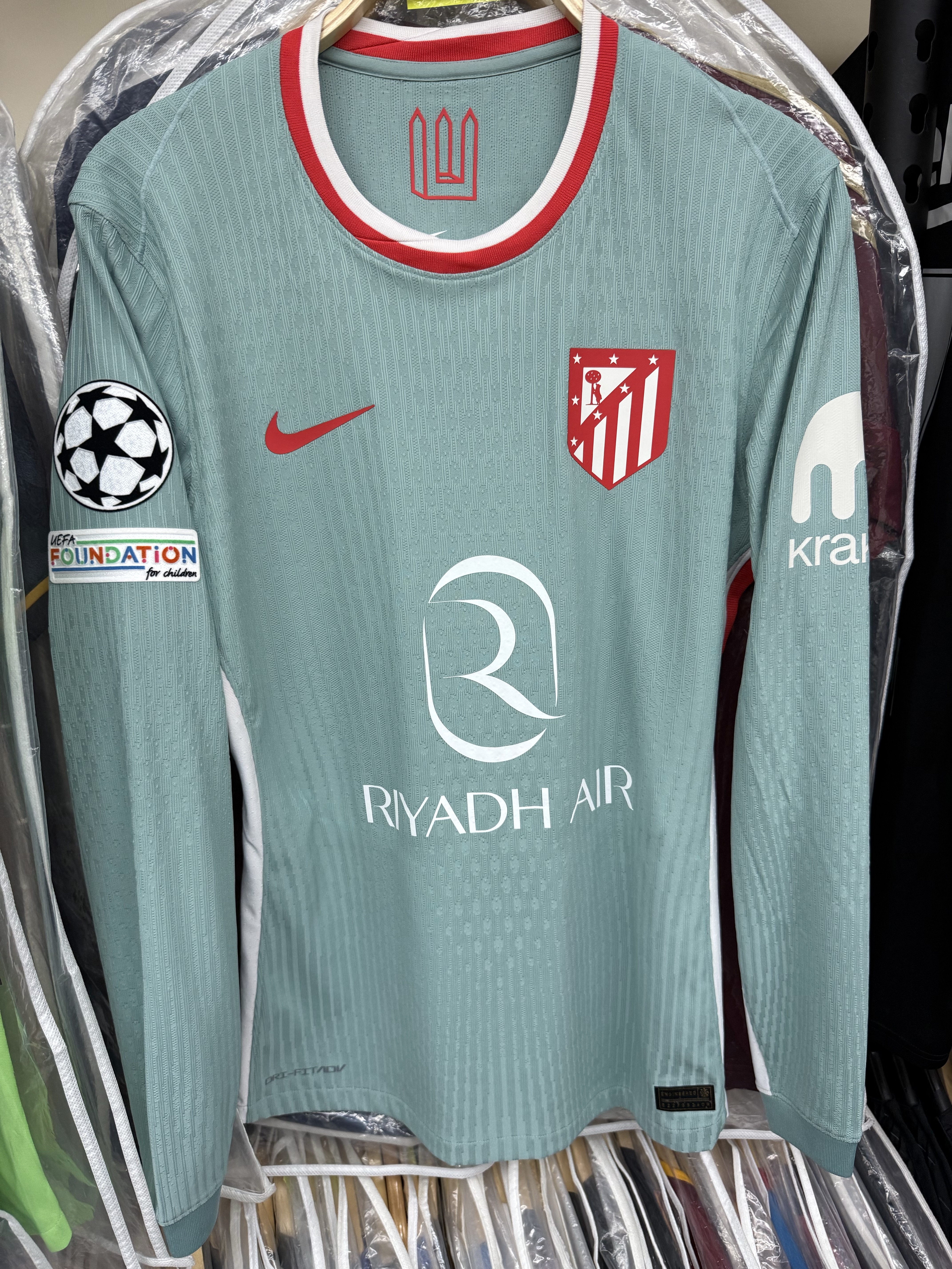 24-25馬德里體育會基沙文作客長袖更衣室球員版球衣