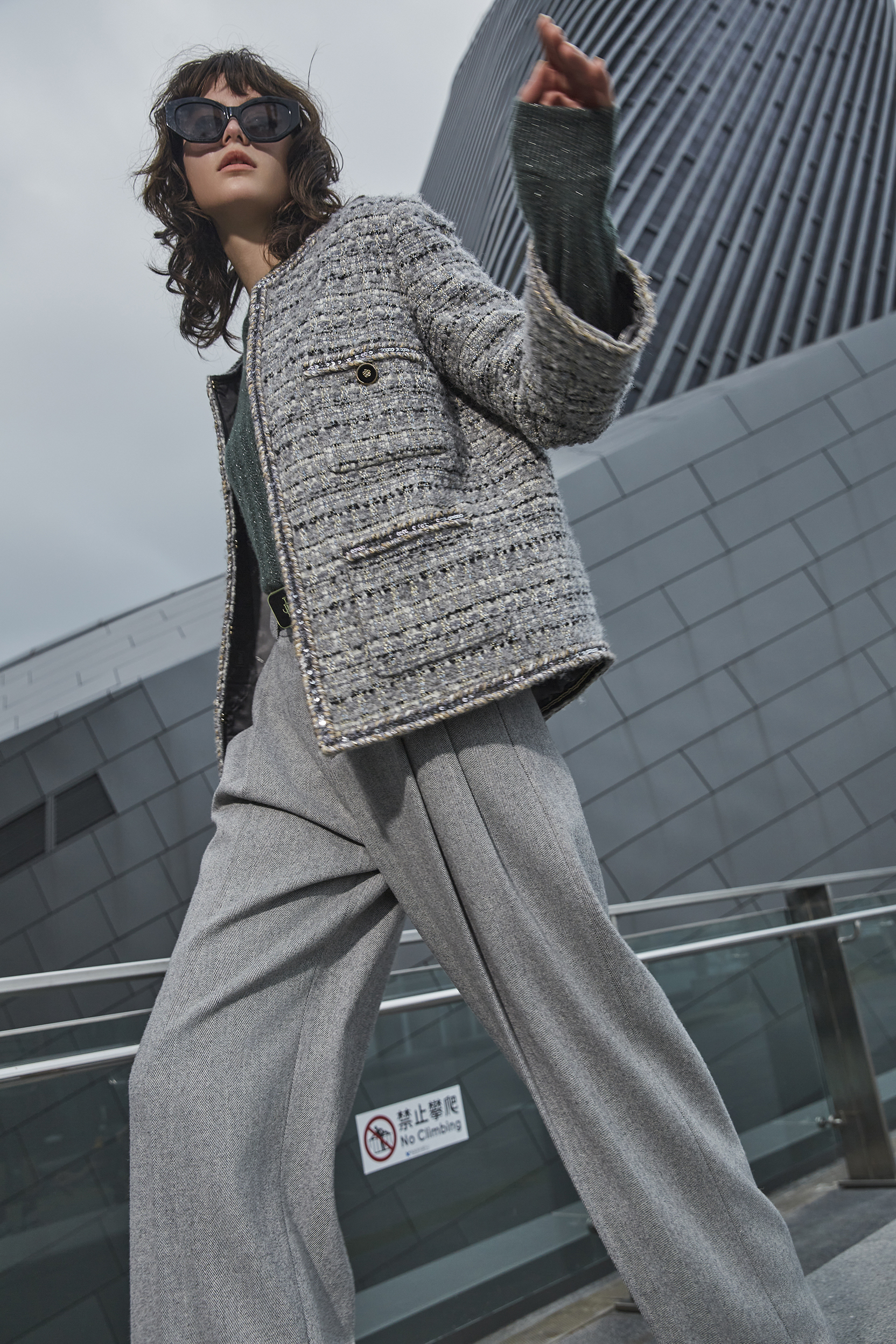 BD15122D1 霜銀粗花呢亮線編織外套