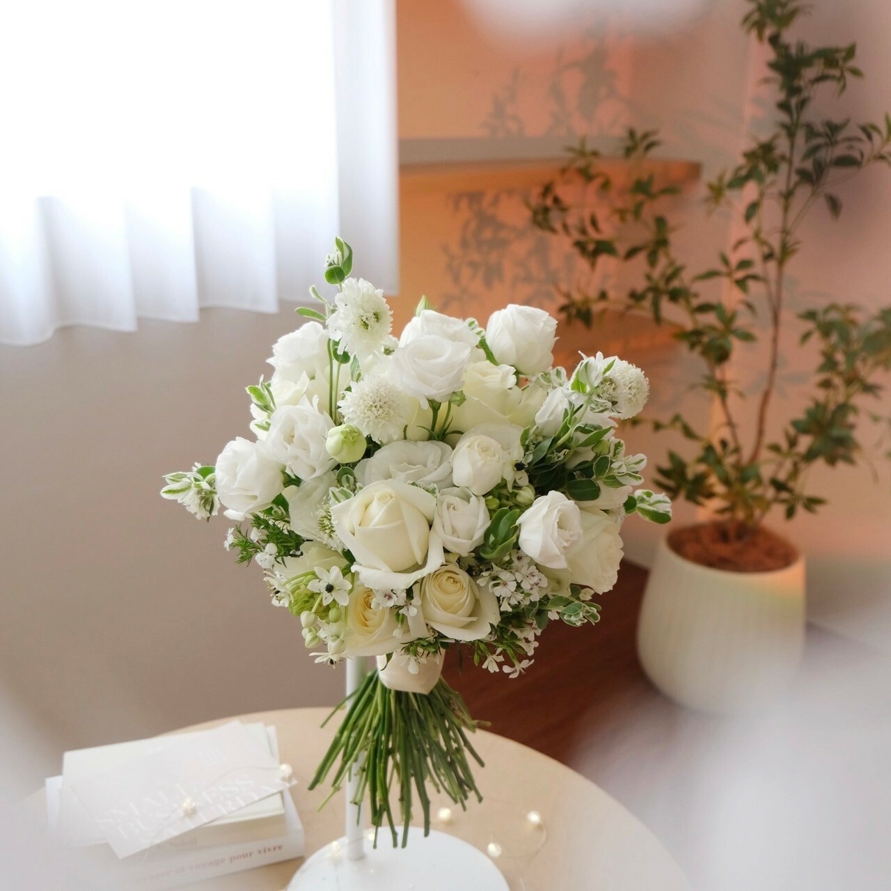 白綠圓型自然手捧花