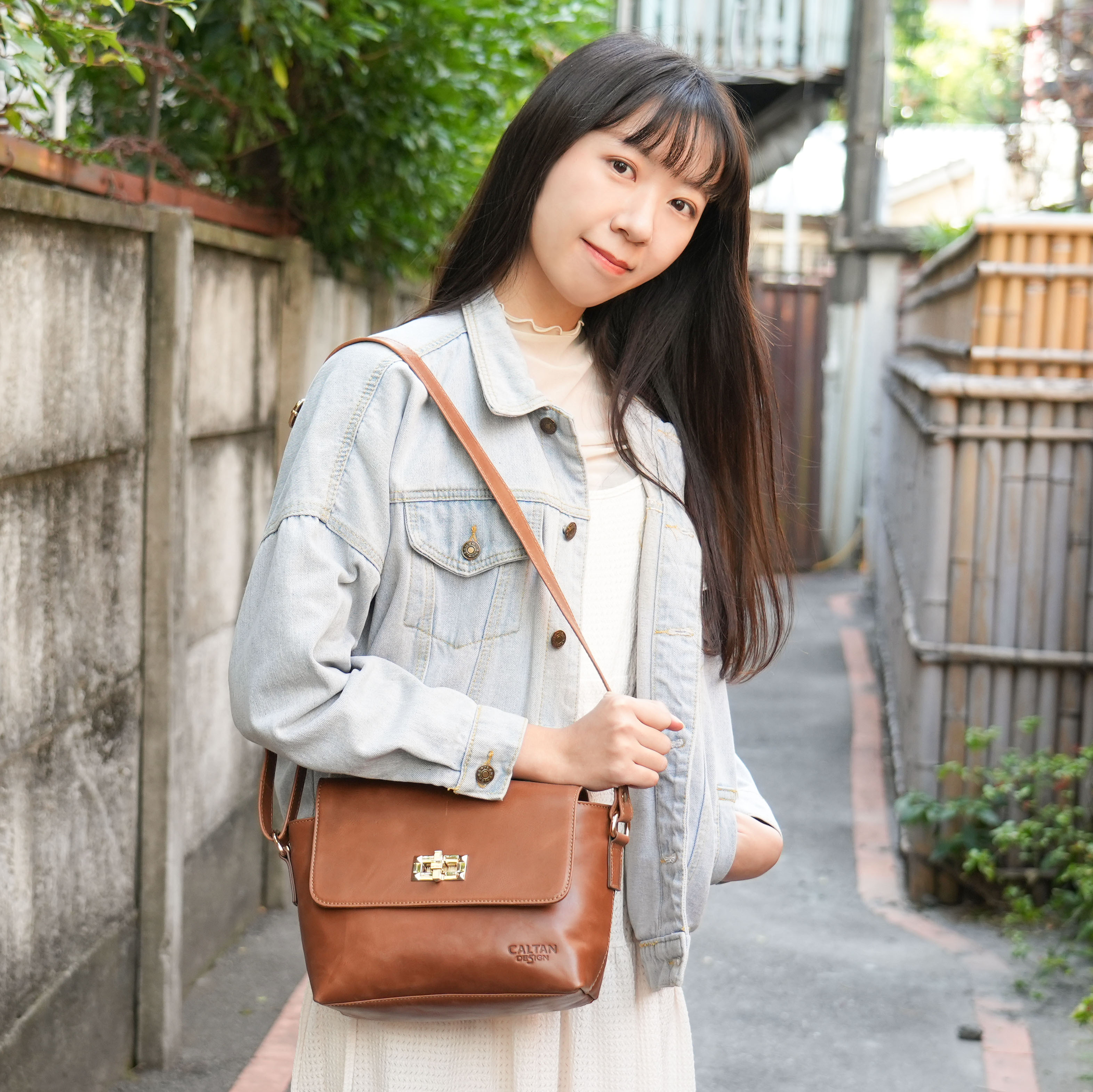 時針鉚釘轉扣真皮斜背包-兩色(5537)