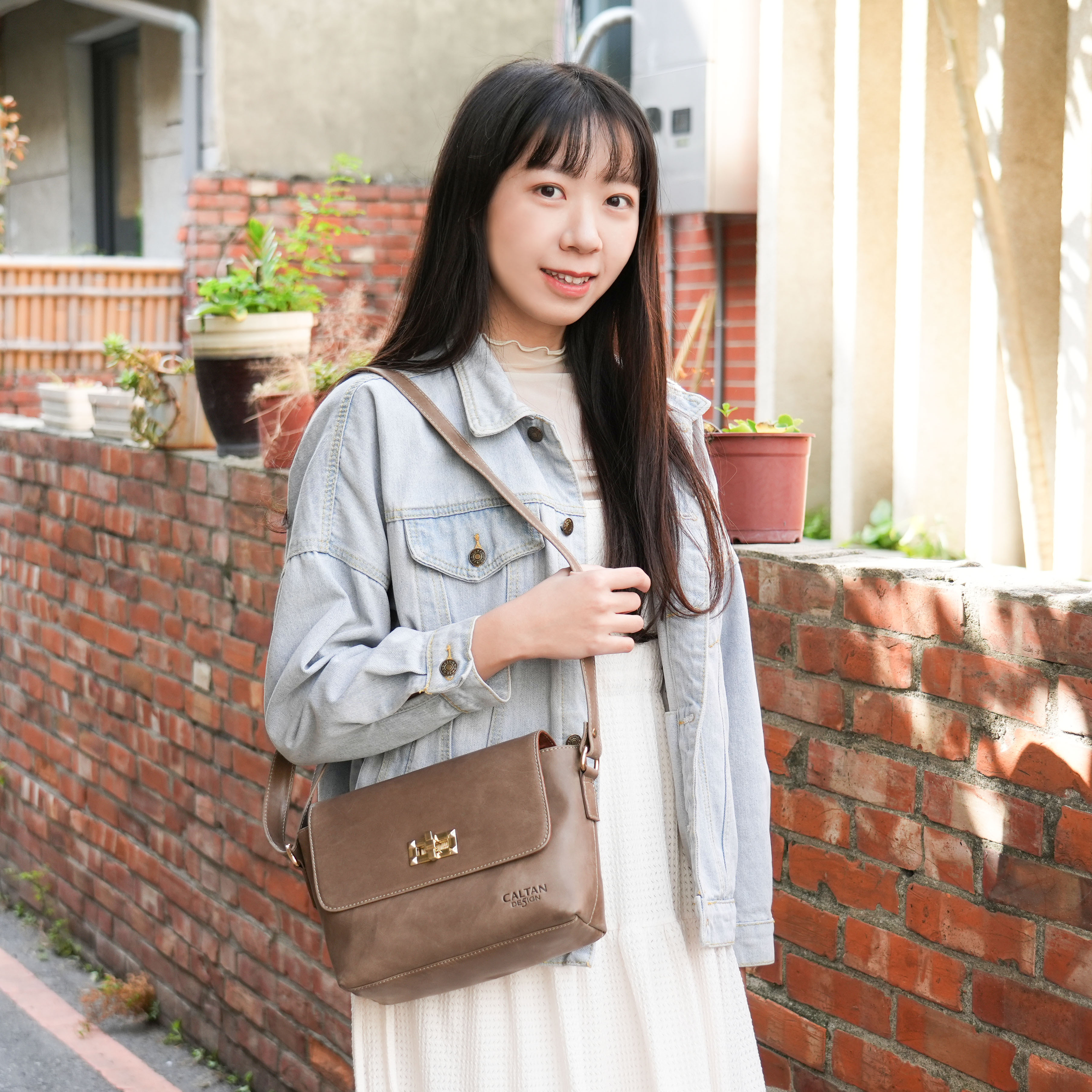 時針鉚釘轉扣真皮斜背包-兩色(5537)