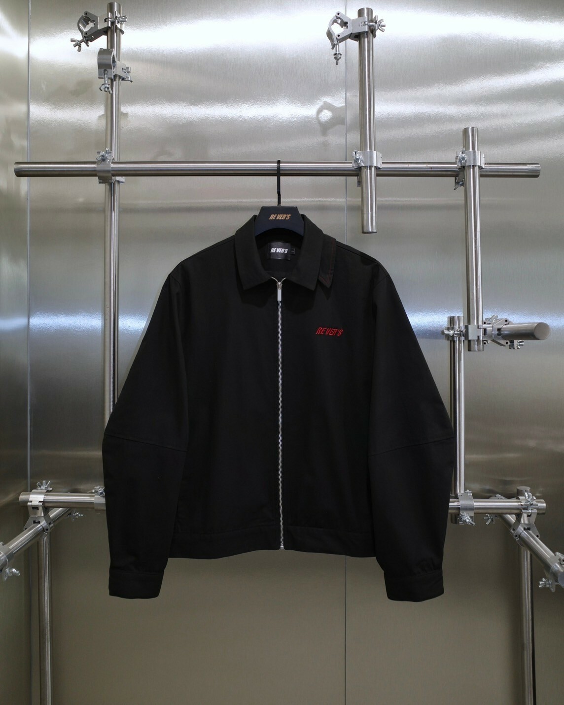 RE VER'S 黑紅刺繡Logo 短板新型剪裁拉鍊夾克/ ICONIC - Black  - 黑色