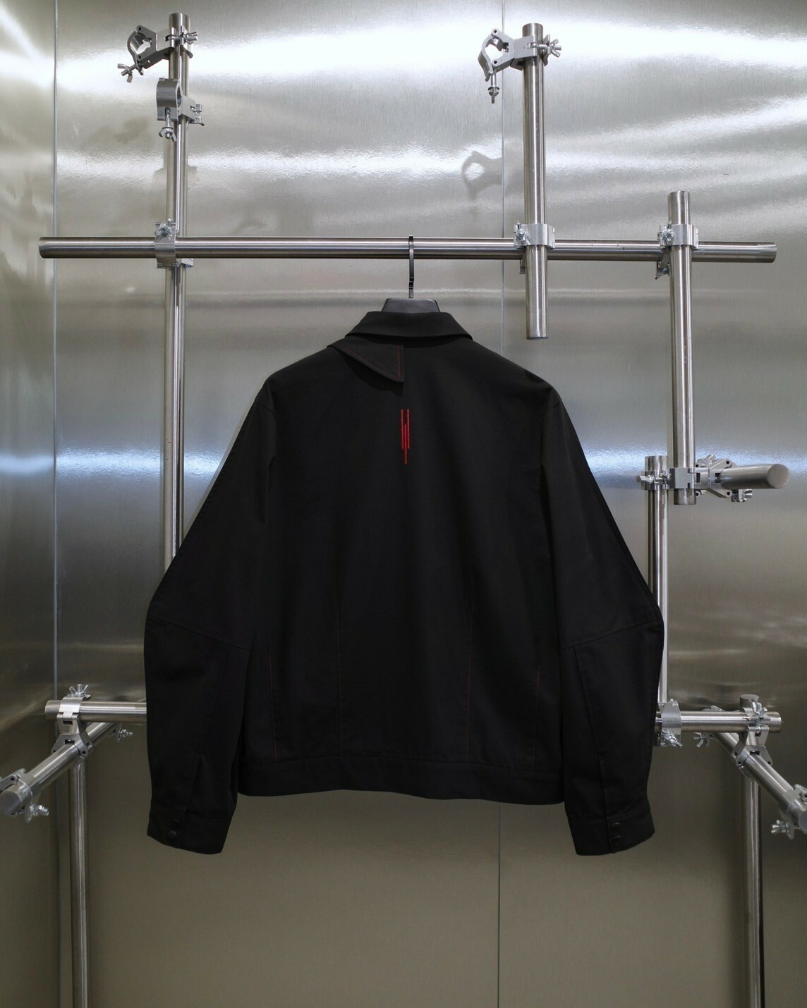 RE VER'S 黑紅刺繡Logo 短板新型剪裁拉鍊夾克/ ICONIC - Black  - 黑色