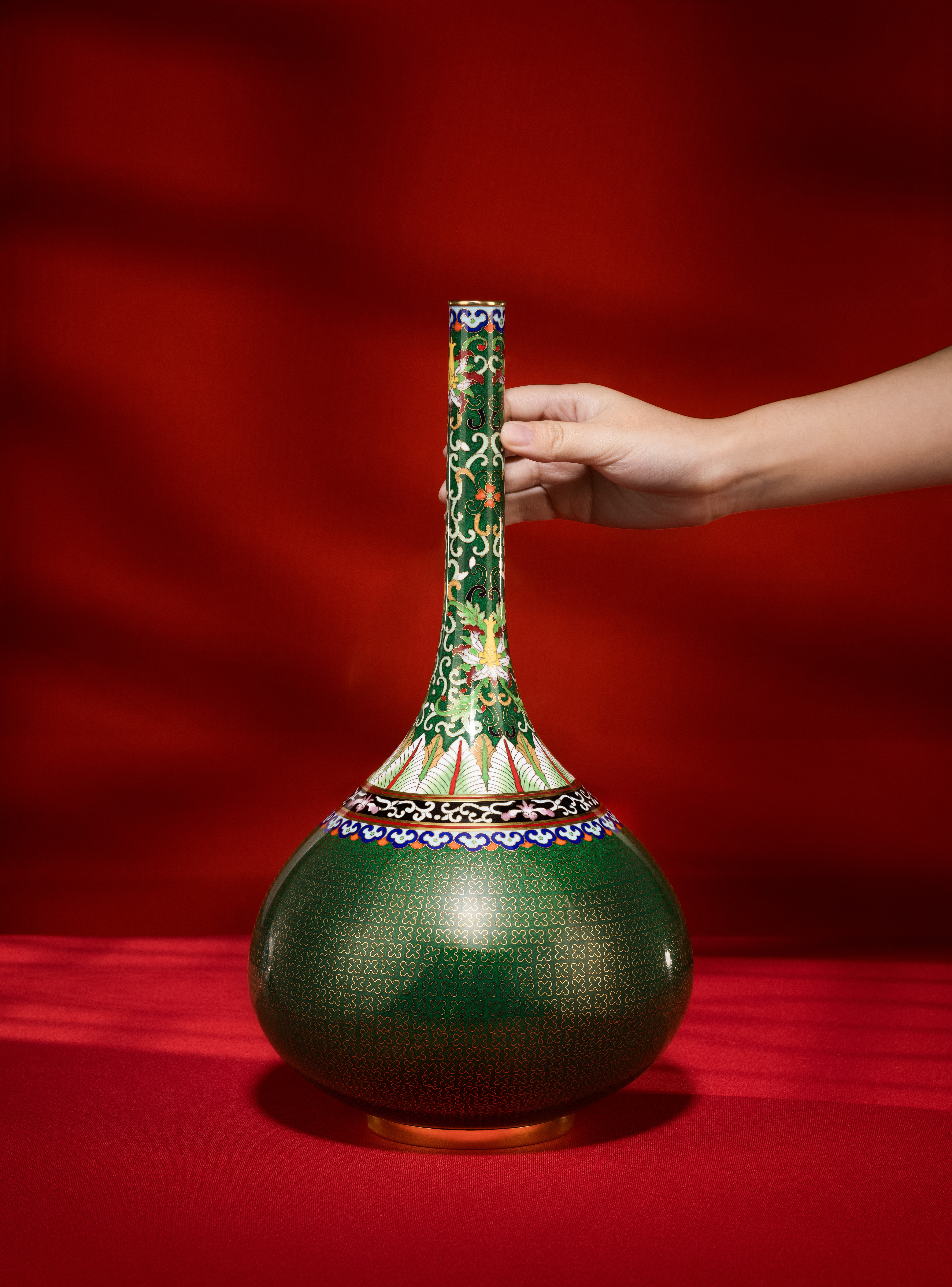 景泰藍錦紋長頸瓶