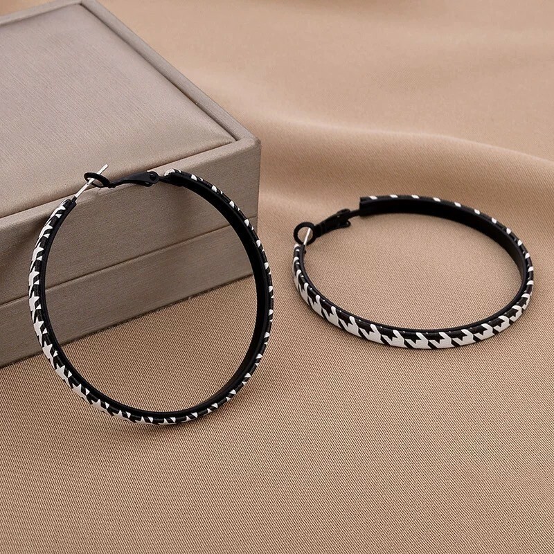 復古千鳥格紋皮質大圈耳環(特價)