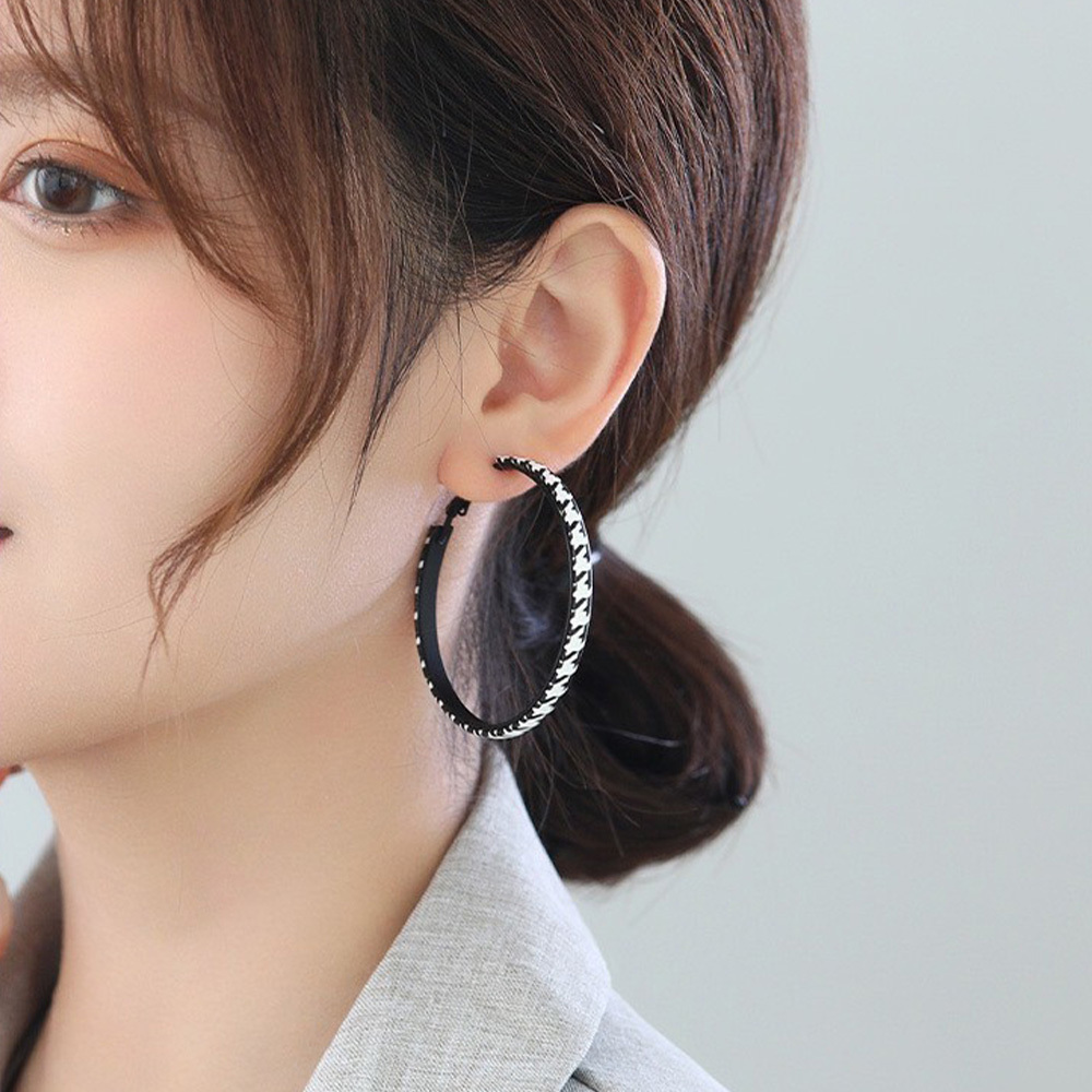 復古千鳥格紋皮質大圈耳環(特價)