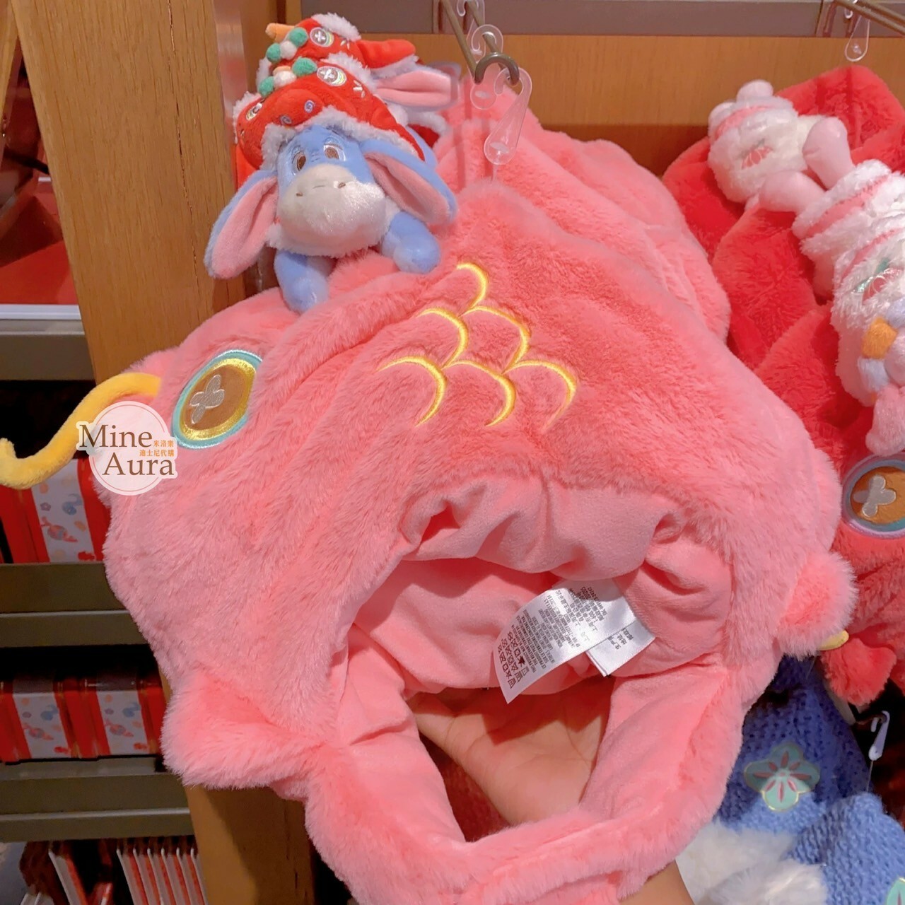 (限時特價) 2025 新春限定 小熊維尼 Winnie the Pooh 好友們 屹耳 Eeyore 絨毛 錦鯉 鯉魚 造型 頭套 保暖 帽子 -上海迪士尼樂園