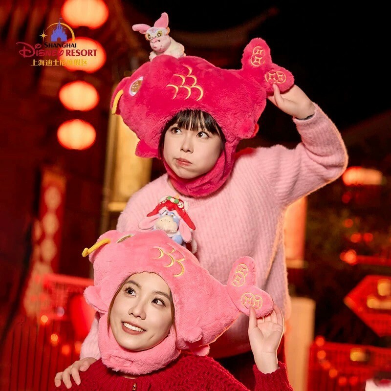 (限時特價) 2025 新春限定 小熊維尼 Winnie the Pooh 好友們 小豬 皮傑 piglet 絨毛 錦鯉 鯉魚 造型 頭套 保暖 帽子 -上海迪士尼樂園