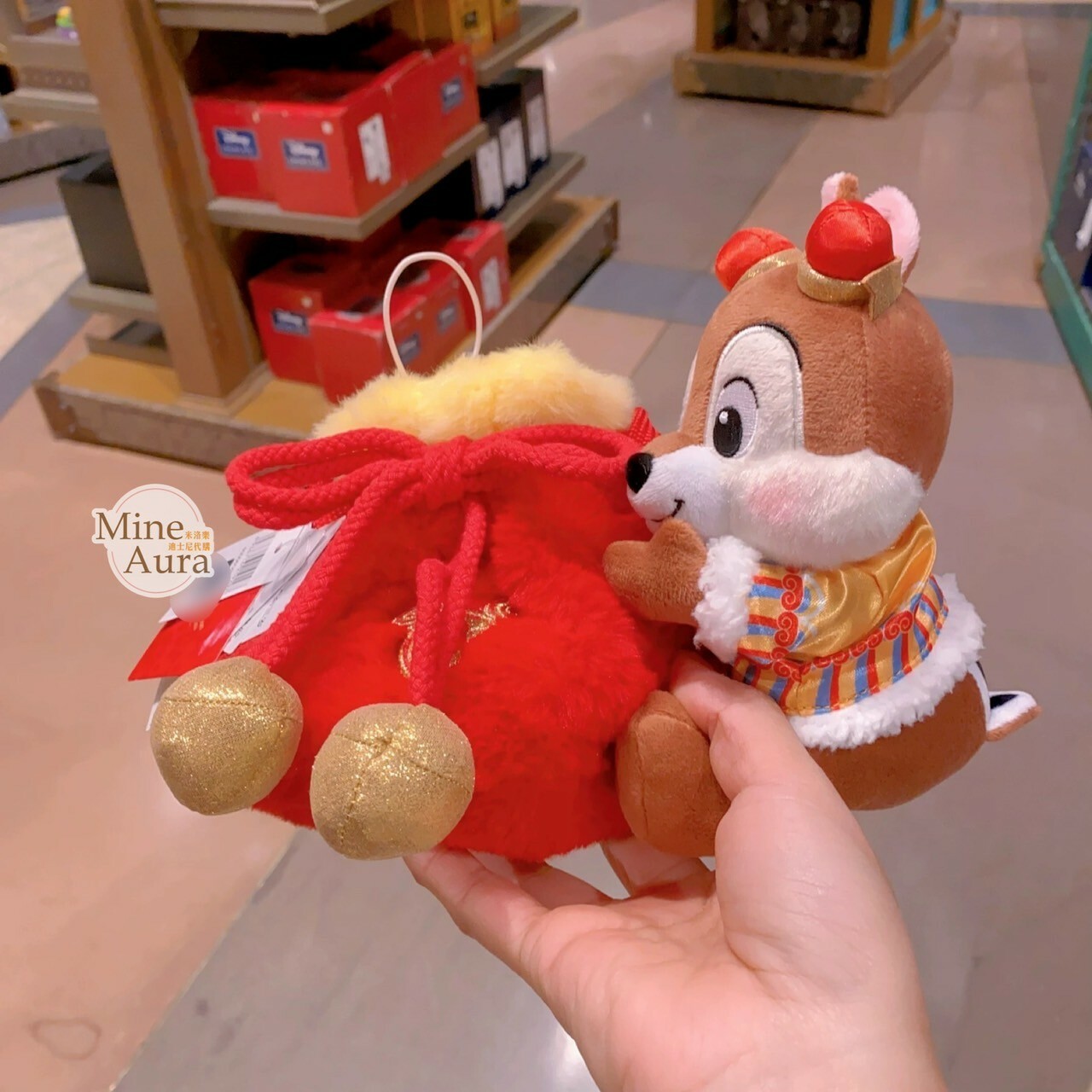 (限時特價) 2025 新春限定 米奇 Mickey 與好友們 奇奇蒂蒂 Chip 'n Dale 絨毛造型 斜背包 -上海迪士尼樂園