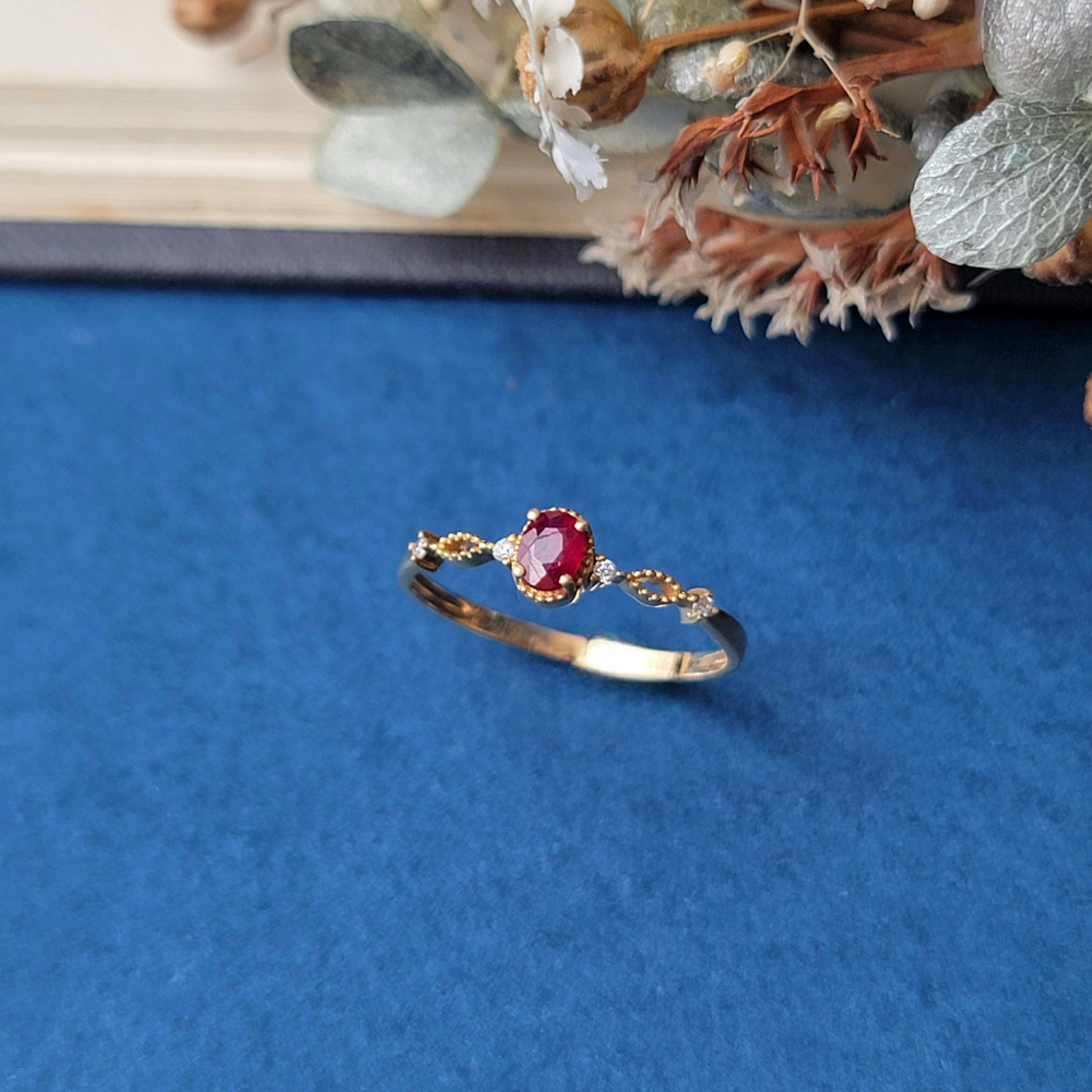 【me.luxe】K18藍/紅寶花結4分鑽戒