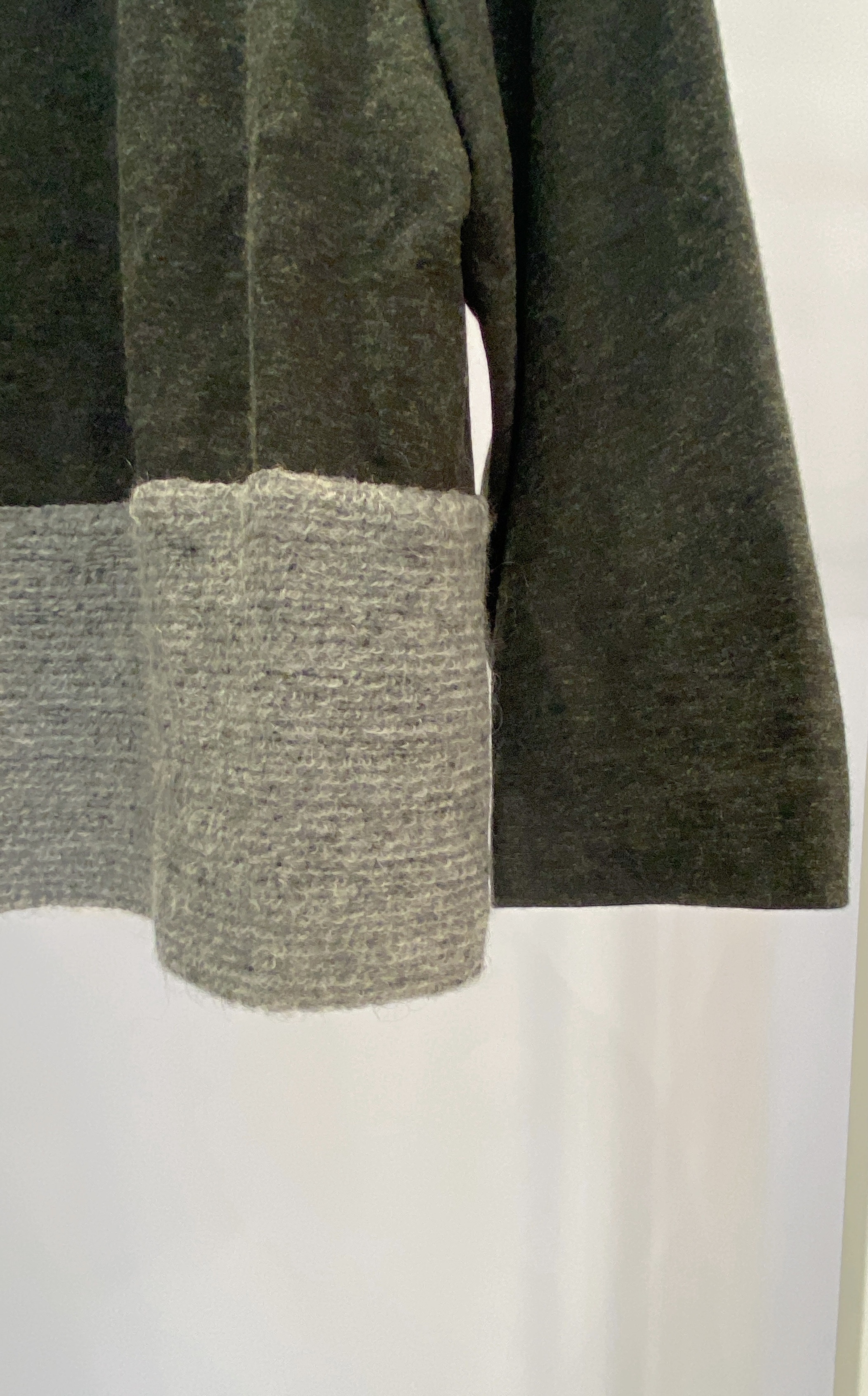 毛料雙色拼接長袖上衣