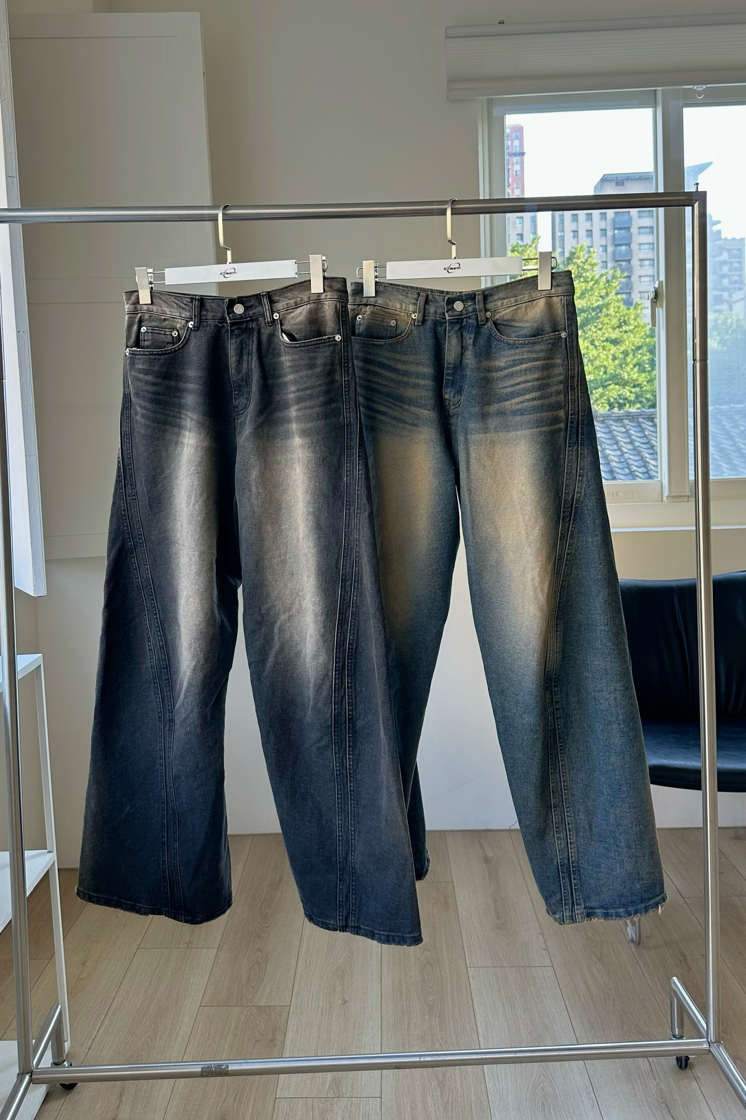 流線拼接闊腿喇叭牛仔褲