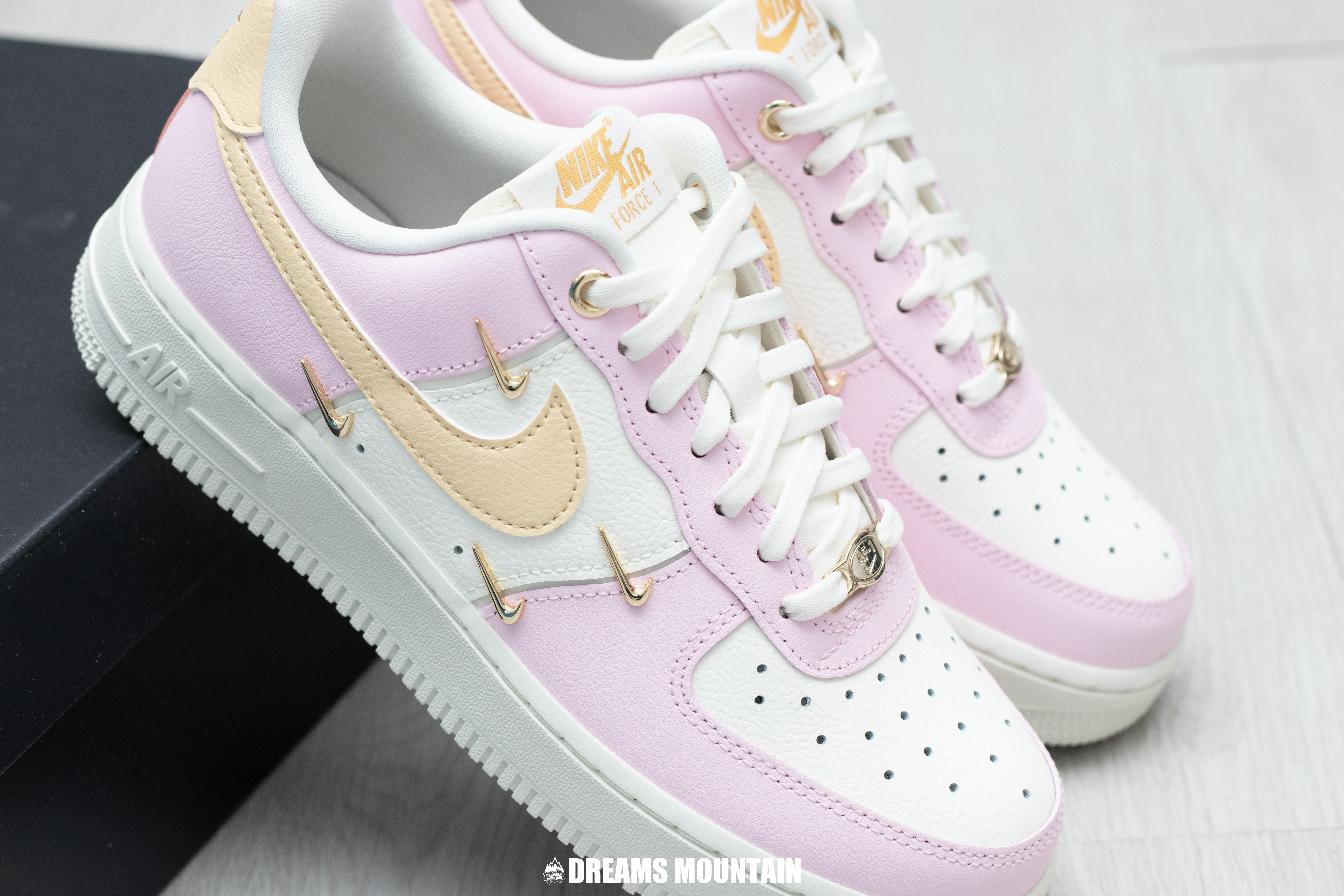 【預訂】NIKE AIR FORCE 1 07 LX 粉白金剔（泫雅款）-WOMEN