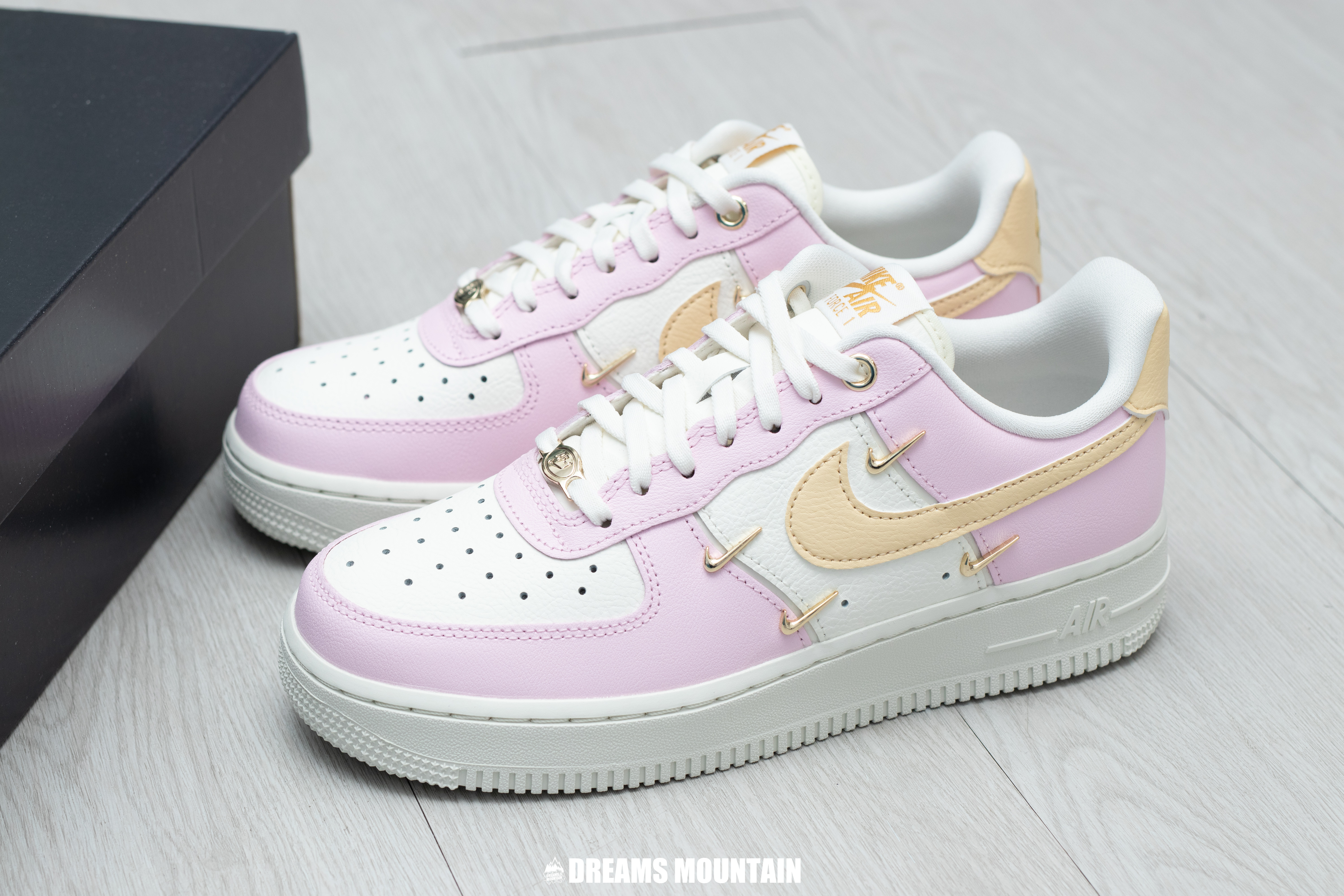 【預訂】NIKE AIR FORCE 1 07 LX 粉白金剔（泫雅款）-WOMEN
