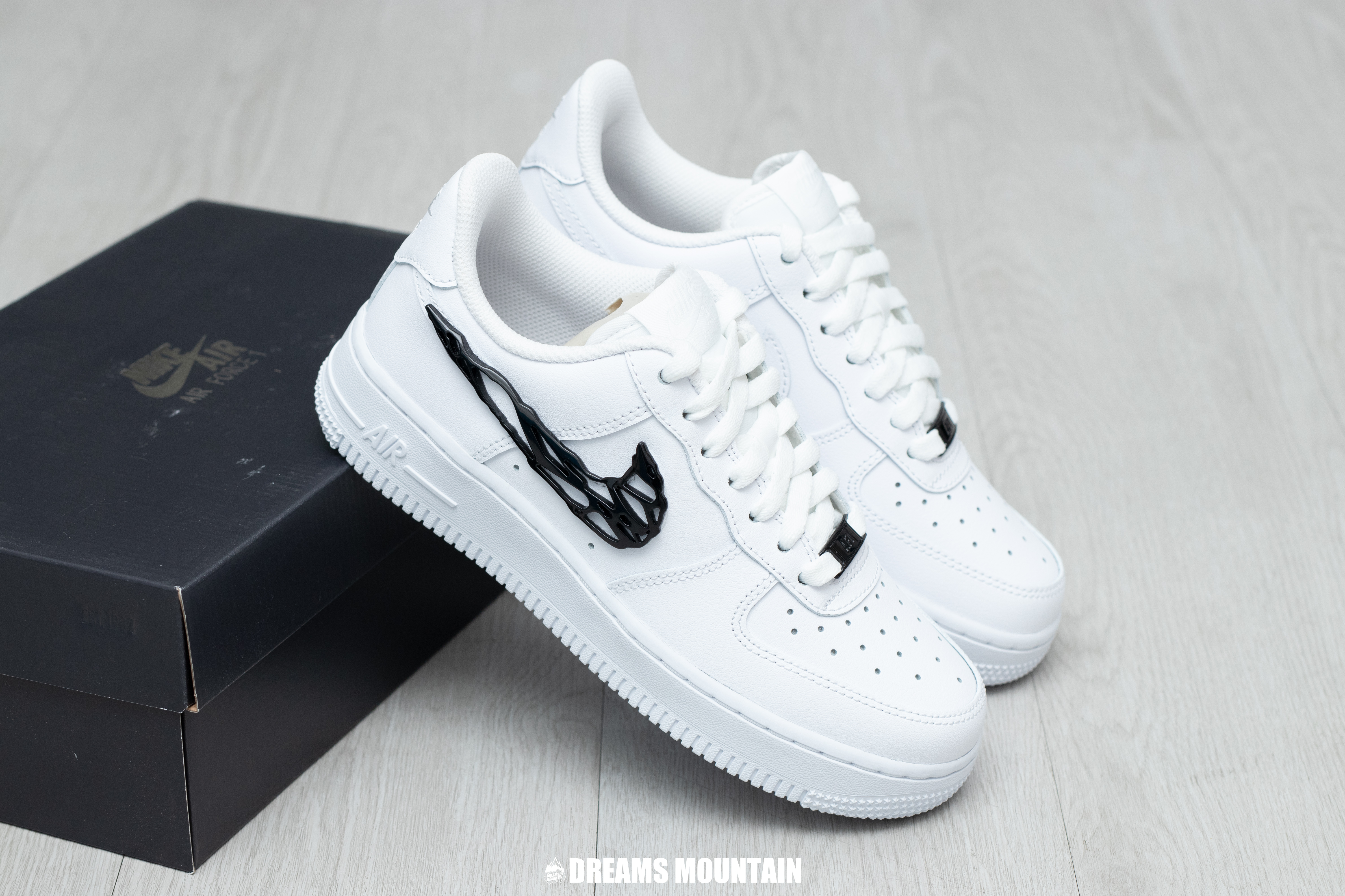 【預訂】NIKE AIR FORCE 1 07 LX 白黑液態金屬-WOMEN