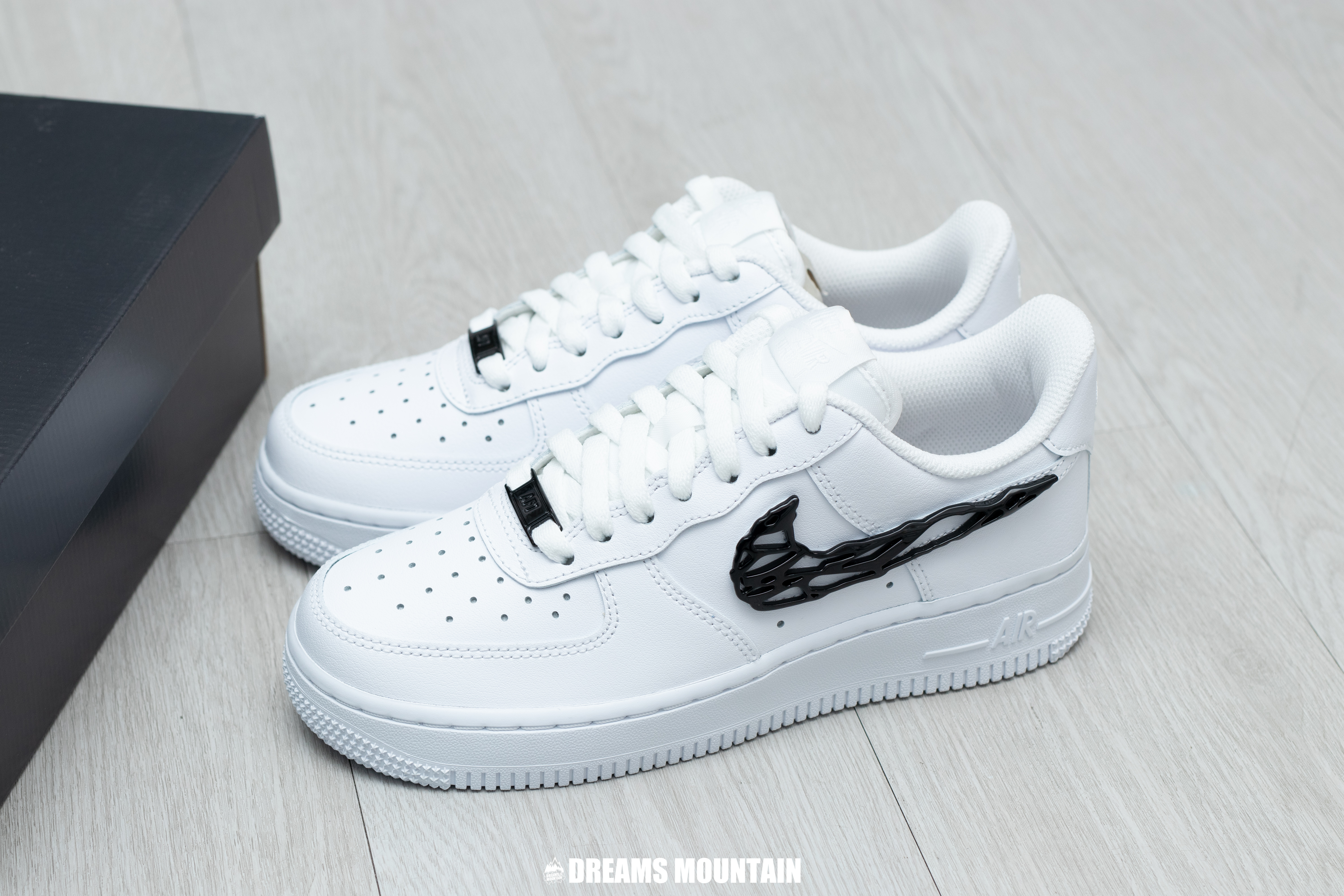 【預訂】NIKE AIR FORCE 1 07 LX 白黑液態金屬-WOMEN