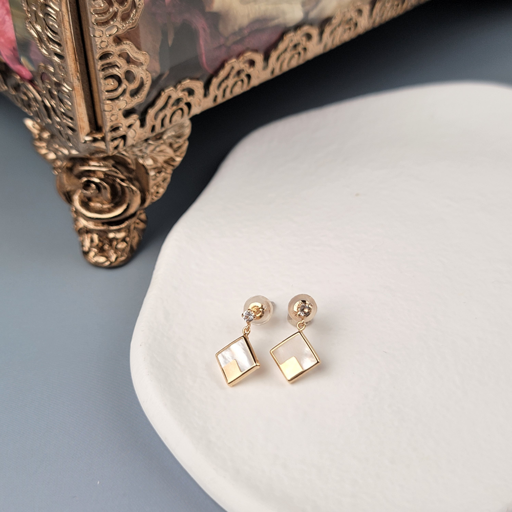 【me.luxe】K10粼光貝殼拓帕石耳環